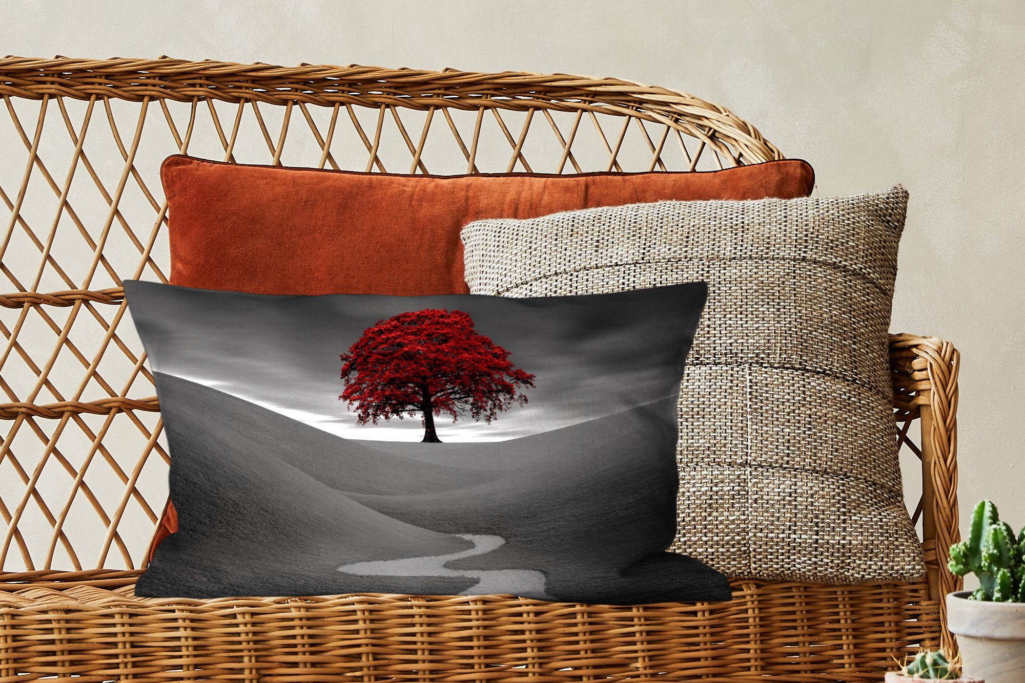 roten Wohzimmer Schwarz-Weiß-Foto Zierkissen, Baum, einem Dekokissen MuchoWow Dekoration, Füllung, mit mit Schlafzimmer Dekokissen
