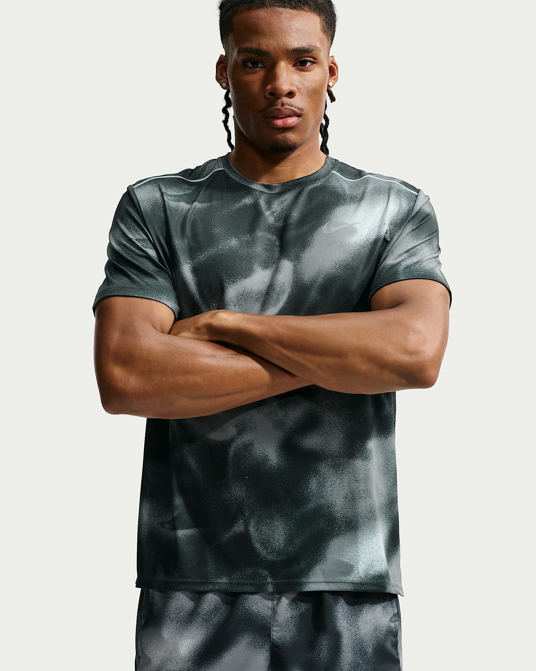 Nike Laufshirt Nike Miler Men's Dri-FIT UV Short-Sleeve Running Top mit Kurzarm-Design, für Läufe, Fitnessstudio und Streetwear-Look