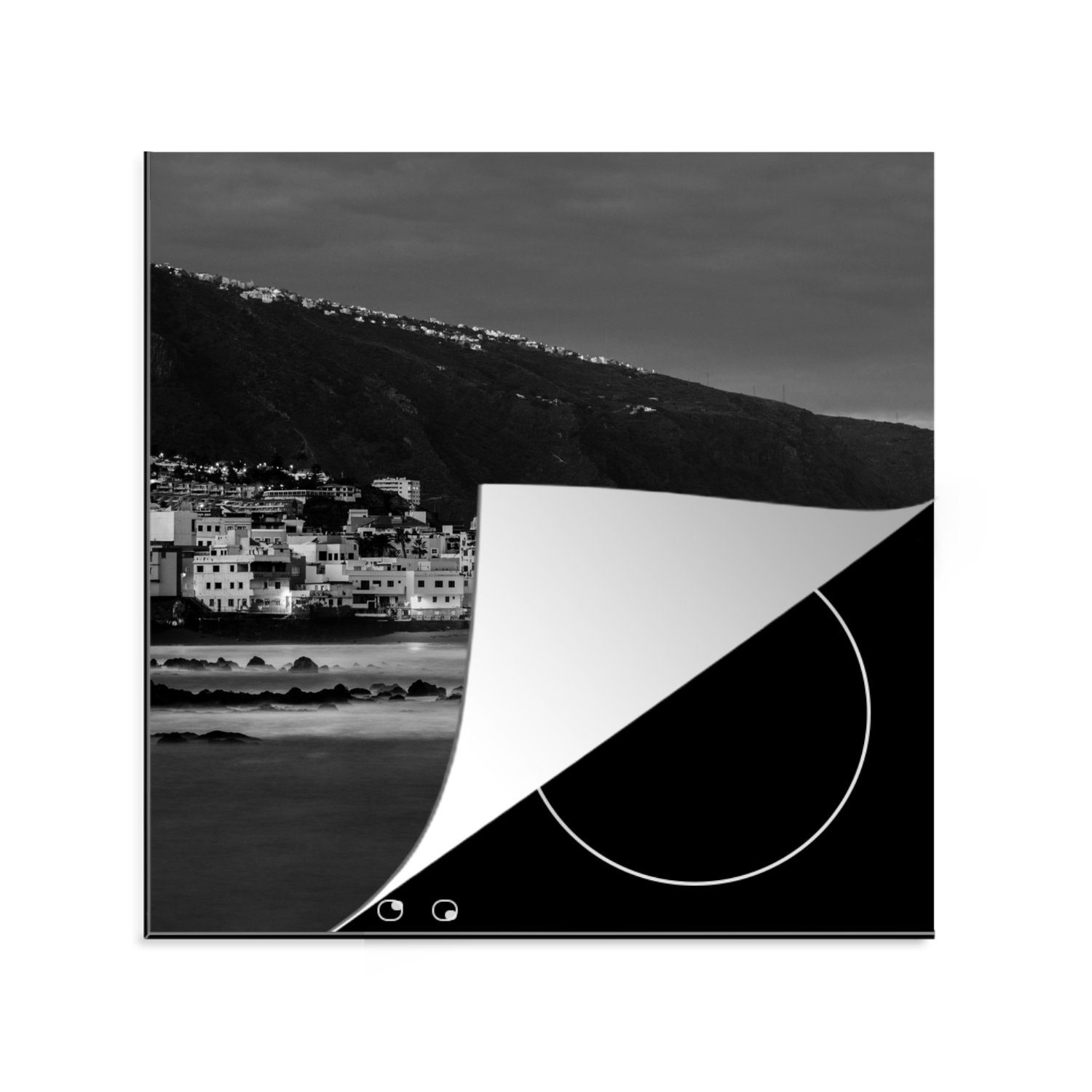 MuchoWow Herdblende-/Abdeckplatte Nachtszene von Puerto de la Cruz, Teneriffa - Schwarz und weiß, Vinyl, (1 tlg), 78x78 cm, Ceranfeldabdeckung, Arbeitsplatte für küche