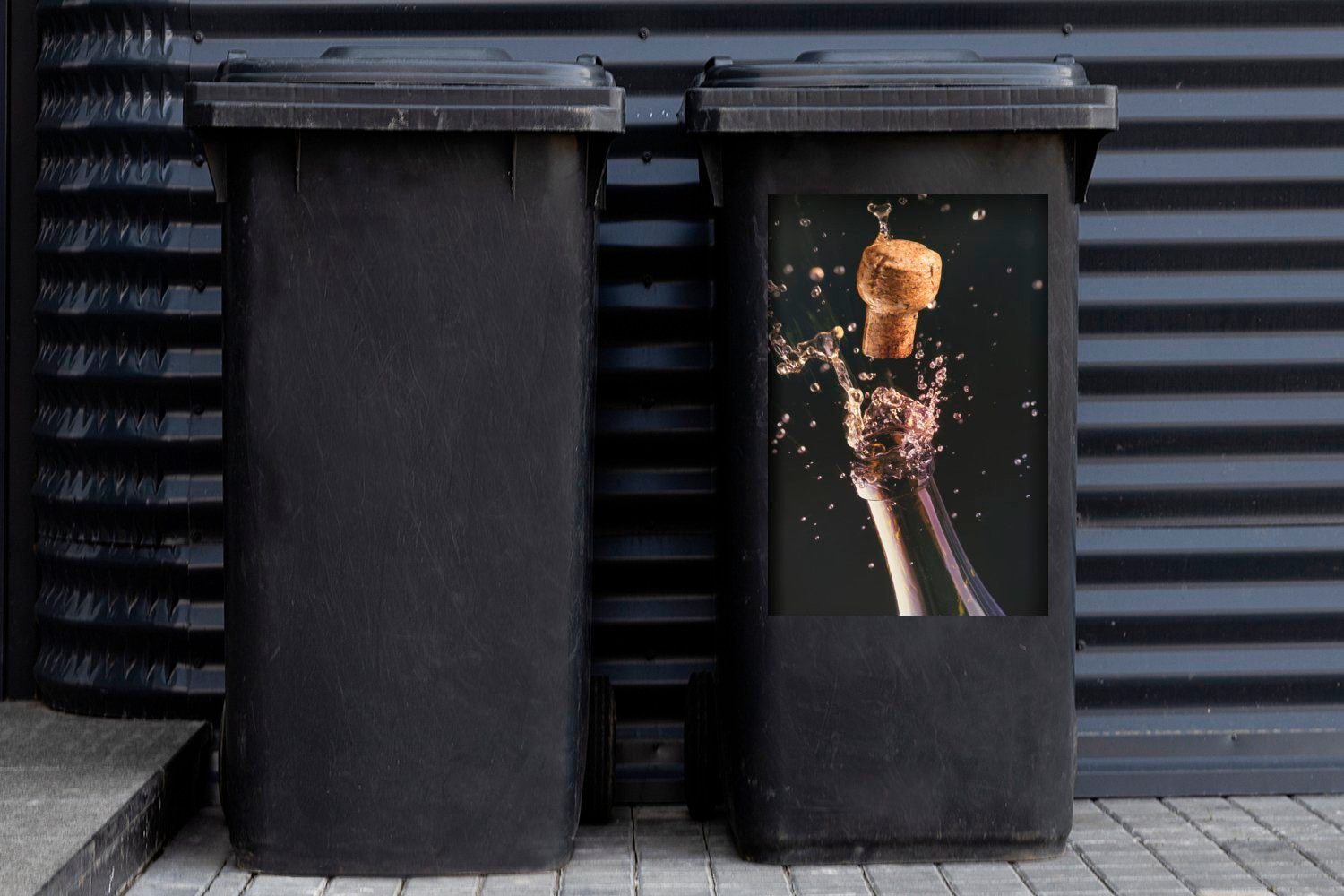 Ein (1 Wandsticker knallt Champagnerflasche einer Abfalbehälter Mülltonne, Container, MuchoWow aus Mülleimer-aufkleber, Korken St), Sticker,