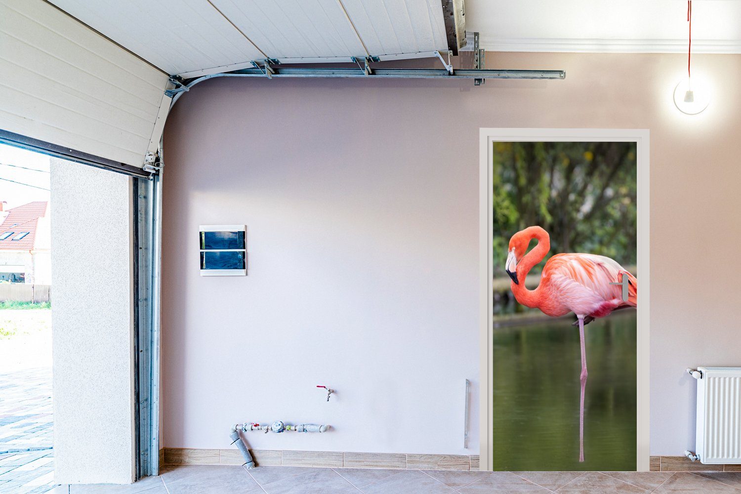 MuchoWow Türtapete im Fototapete Matt, einem Bein Flamingo Türaufkleber, Ein St), cm (1 Wasser, für Tür, auf steht bedruckt, 75x205