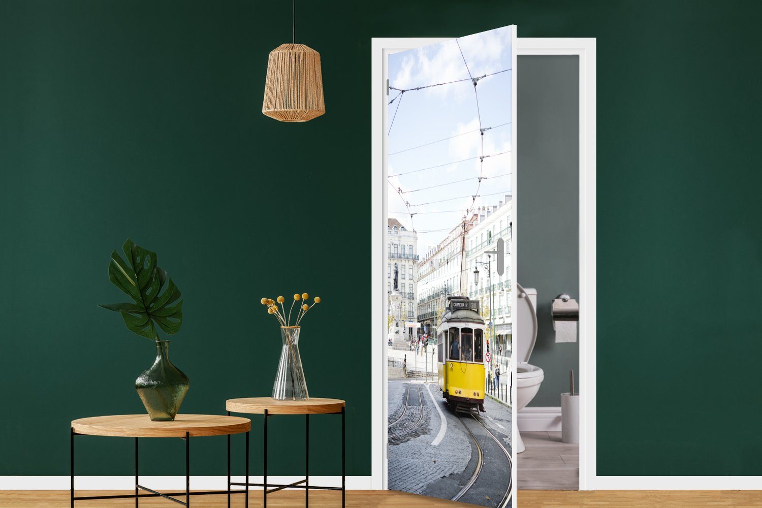 Tür, 75x205 Lissabon, MuchoWow Türtapete bedruckt, St), mit Fototapete Matt, gelbe durch fährt cm für Seilbahn Straßenbahn Eine einer Türaufkleber, (1
