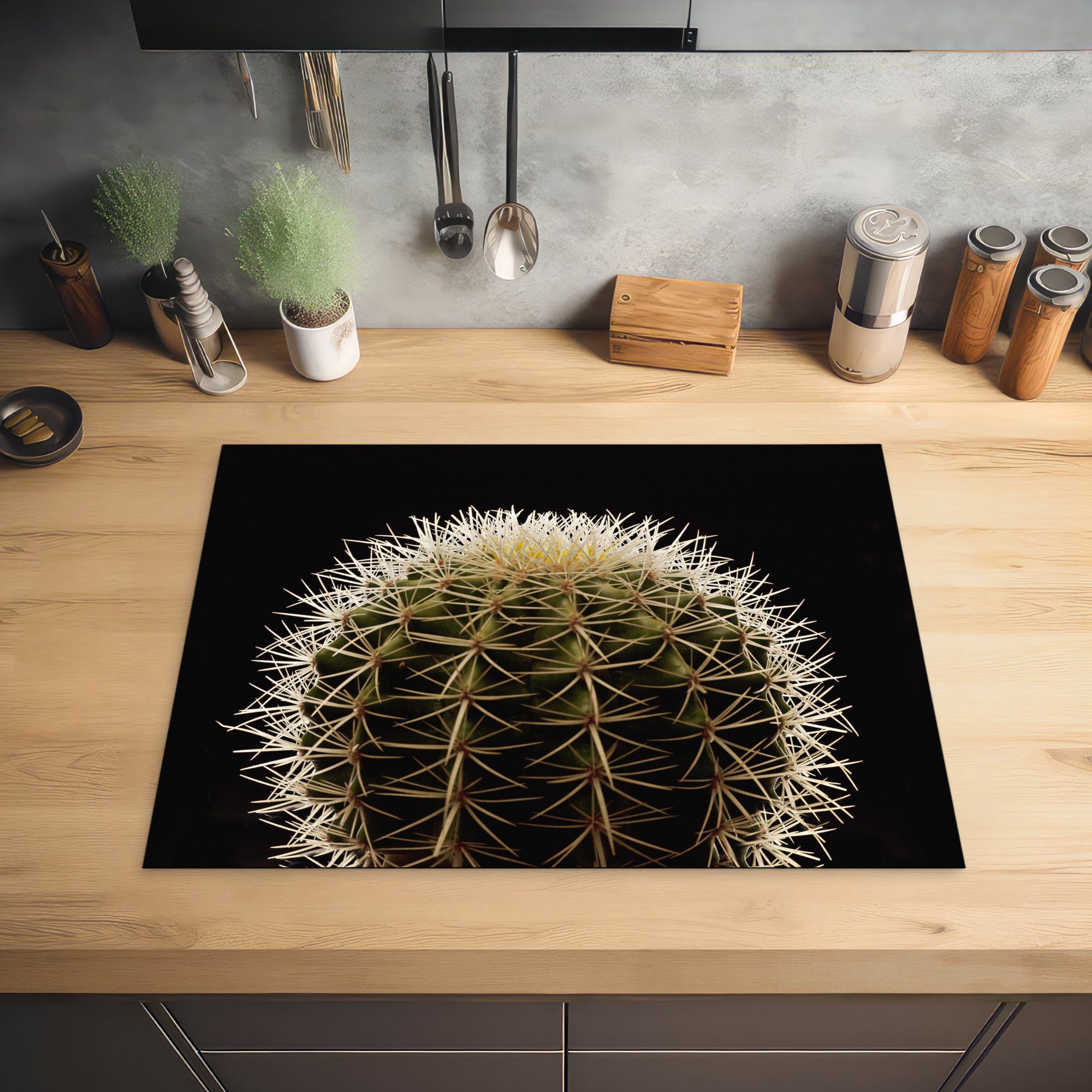 die Herdblende-/Abdeckplatte schwarzem für eines Eine Ceranfeldabdeckung küche, tlg), Vinyl, Schutz Kaktus MuchoWow auf Hintergrund, dornigen Induktionskochfeld 71x52 cm, (1 Nahaufnahme