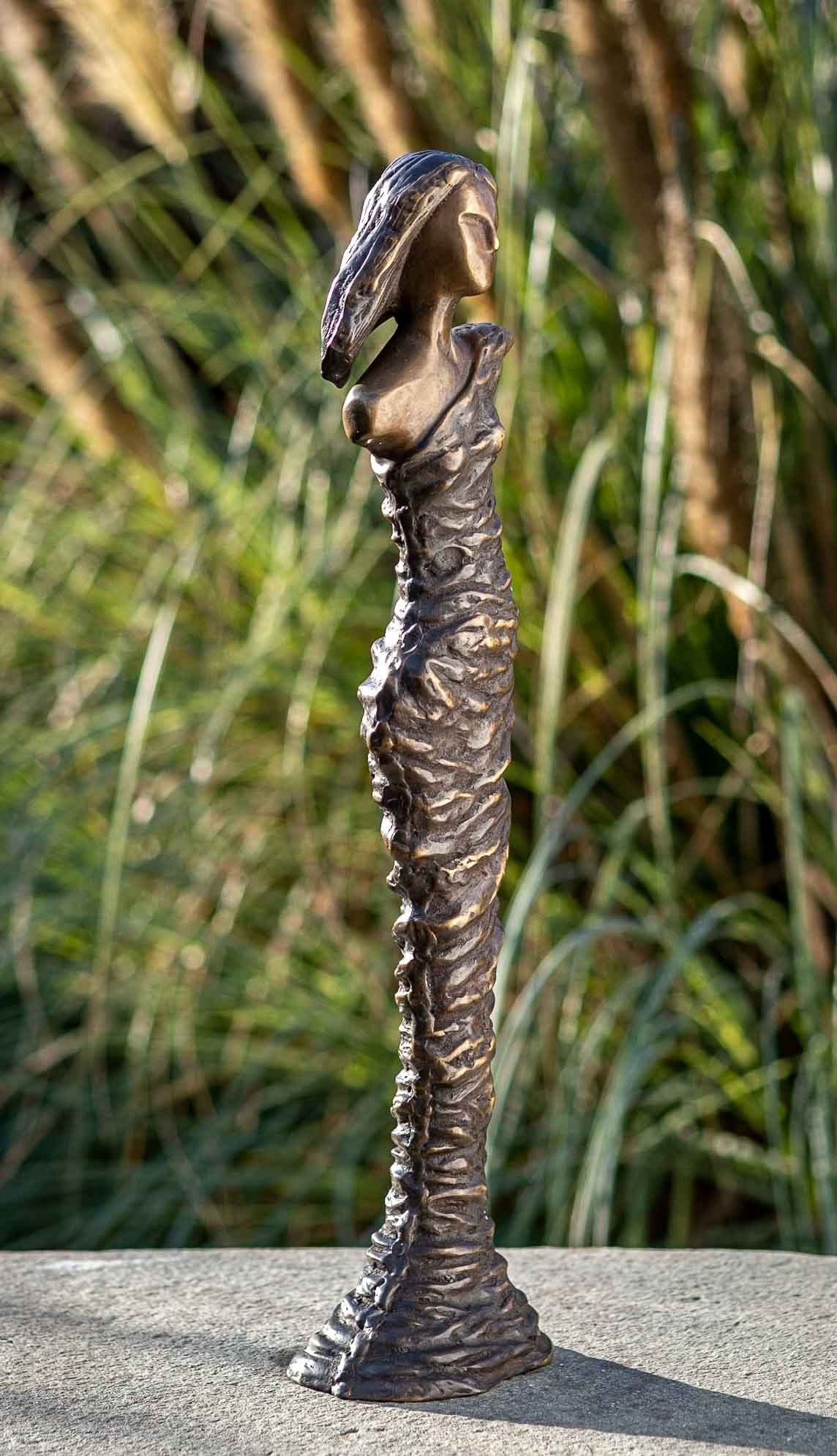 IDYL Gartenfigur IDYL Bronze-Skulptur gegen Moderne und – robust von werden Modelle Bronze sehr Langlebig Frost, in in gegossen – Frau, UV-Strahlung. patiniert. – und Wachsausschmelzverfahren Regen Bronze witterungsbeständig Hand Die