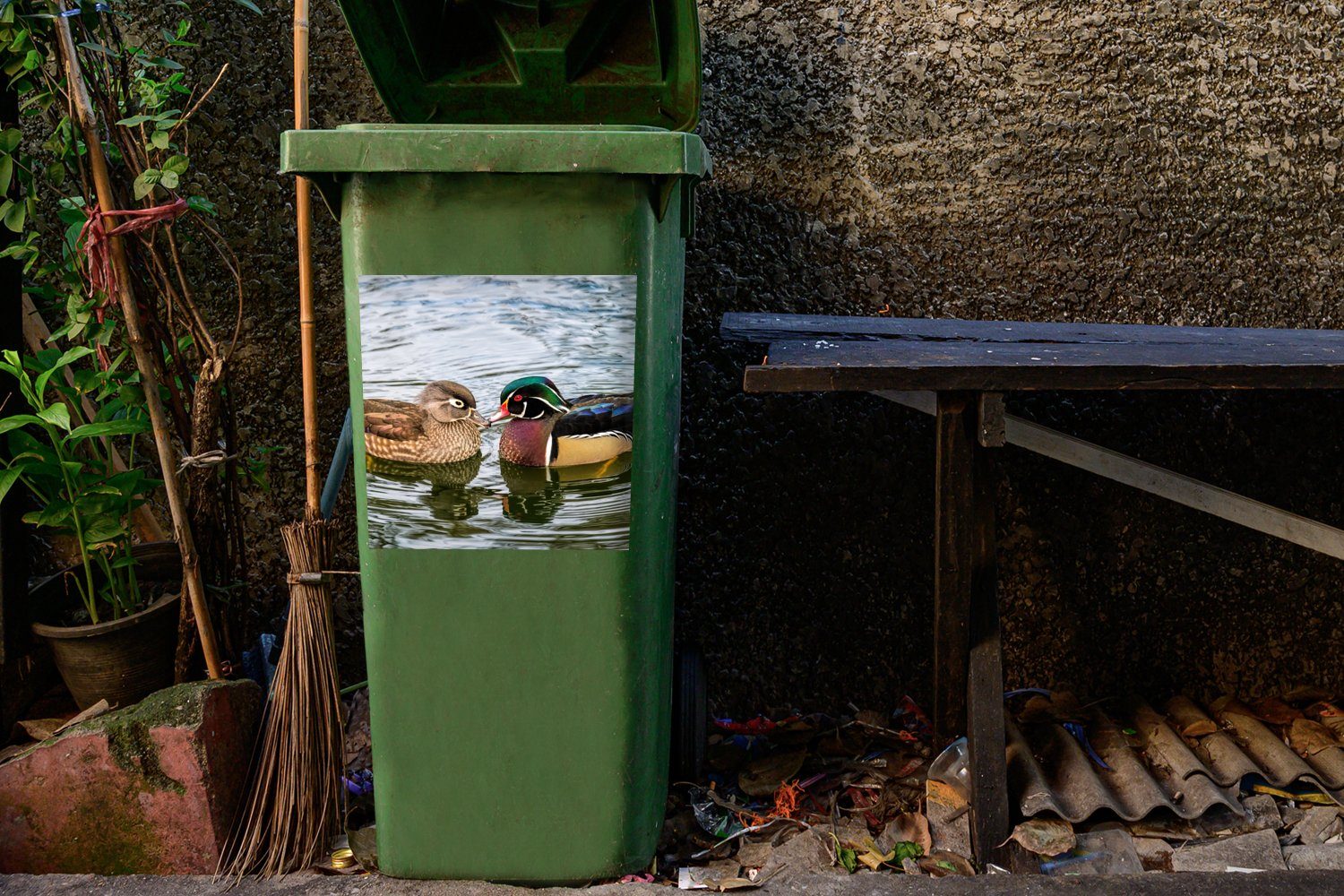 Ente Abfalbehälter (1 Mülltonne, Vögel - - Wasser Sticker, St), Tiere Federn MuchoWow - - Wandsticker Mülleimer-aufkleber, Container,