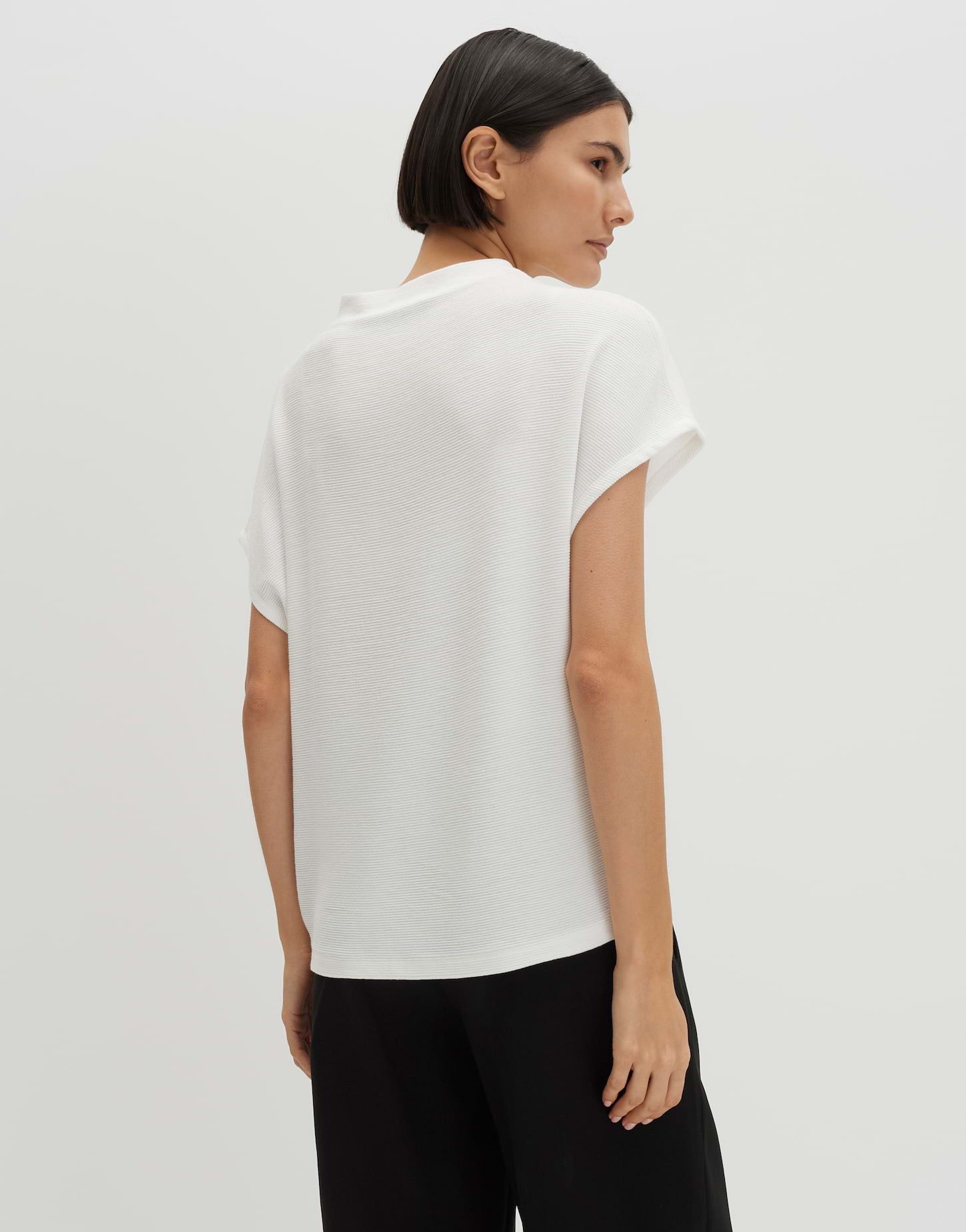 someday Kurzarmshirt Kaleni aus Viskosemix mit feiner Rippstruktur Elastischer Komfort mit modernem Funnel Neck