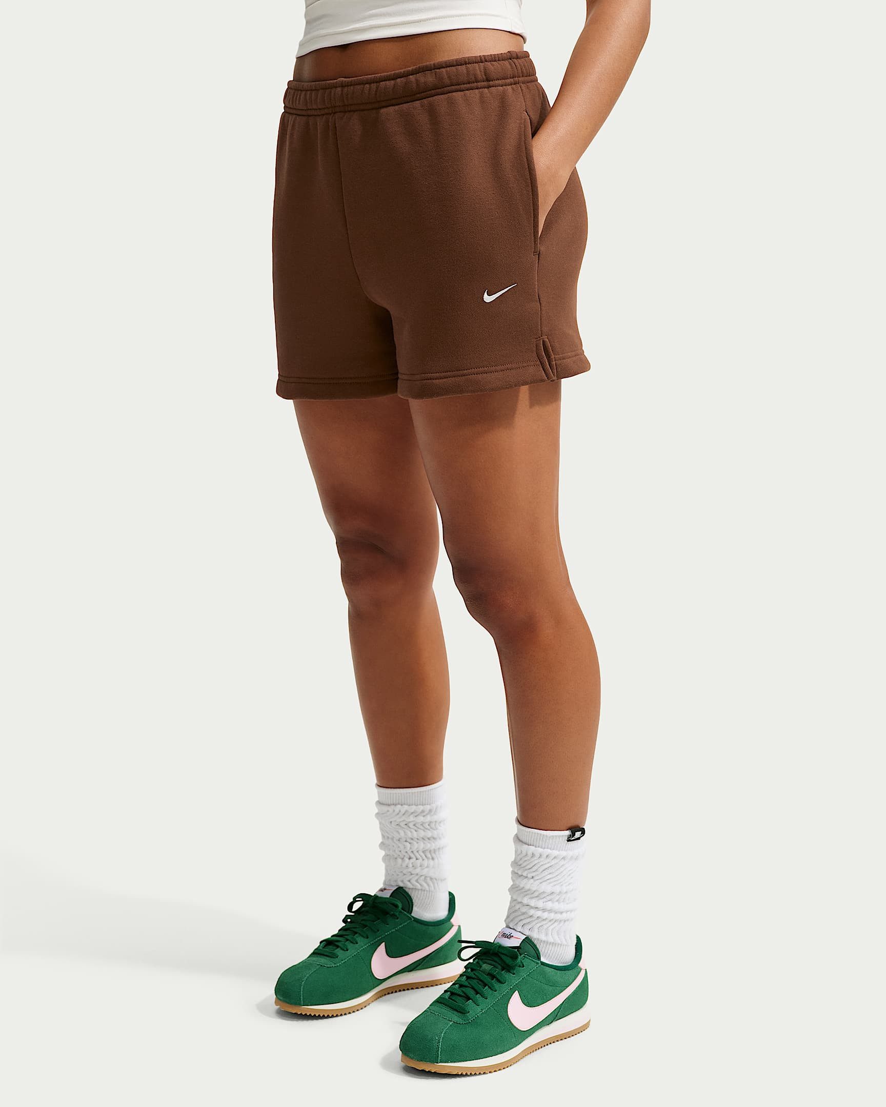 Nike Sportswear Shorts W NK STDO FLC MW MR STD 4 SHRT mit Eingrifftaschen, ca. Mitte Oberschenkel lang, gerade Beinform