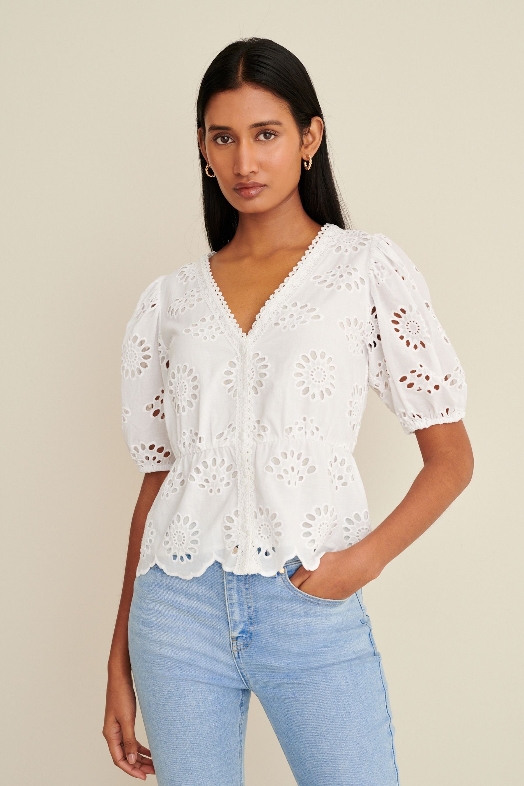 Next Kurzarmbluse Kurzärmelige Bluse mit Lochstickerei (1-tlg) White