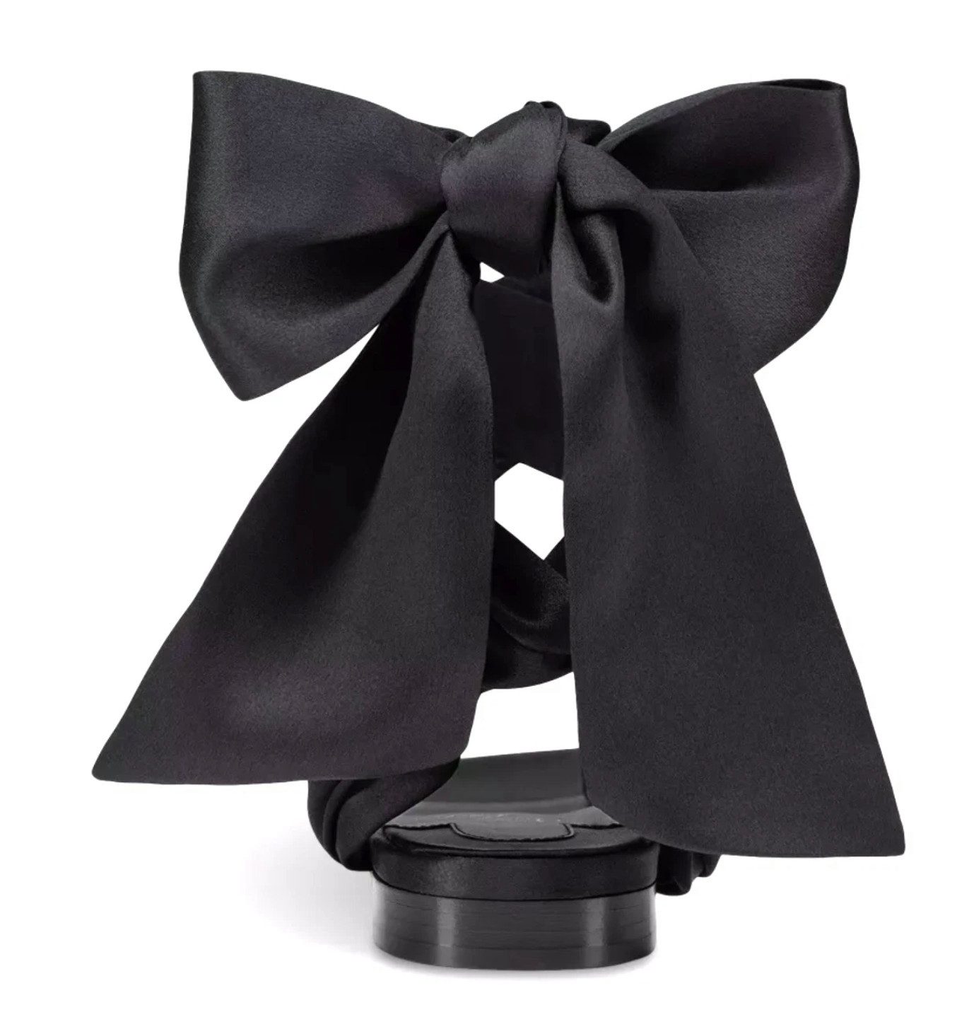 CHRISTIAN LOUBOUTIN Just Queenie Sandalen Satin Kristalle Ankle Tie Schuhe Riemchensandale Funkelnde Kristallverzierungen Luxuriöses Satin-Obermaterial