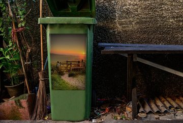 MuchoWow Wandsticker Bild eines Sonnenaufgangs am Horizont einer großen Landschaft in (1 St), Mülleimer-aufkleber, Mülltonne, Sticker, Container, Abfalbehälter