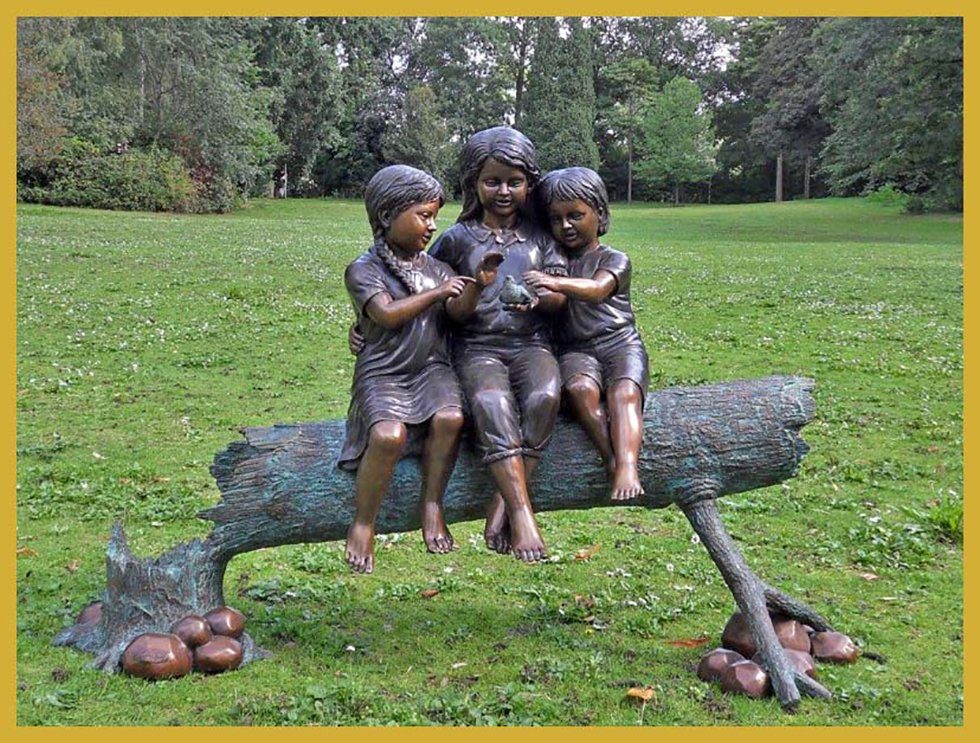 IDYL Gartenfigur IDYL Bronze-Skulptur Drei auf Bronze Mädchen Ast