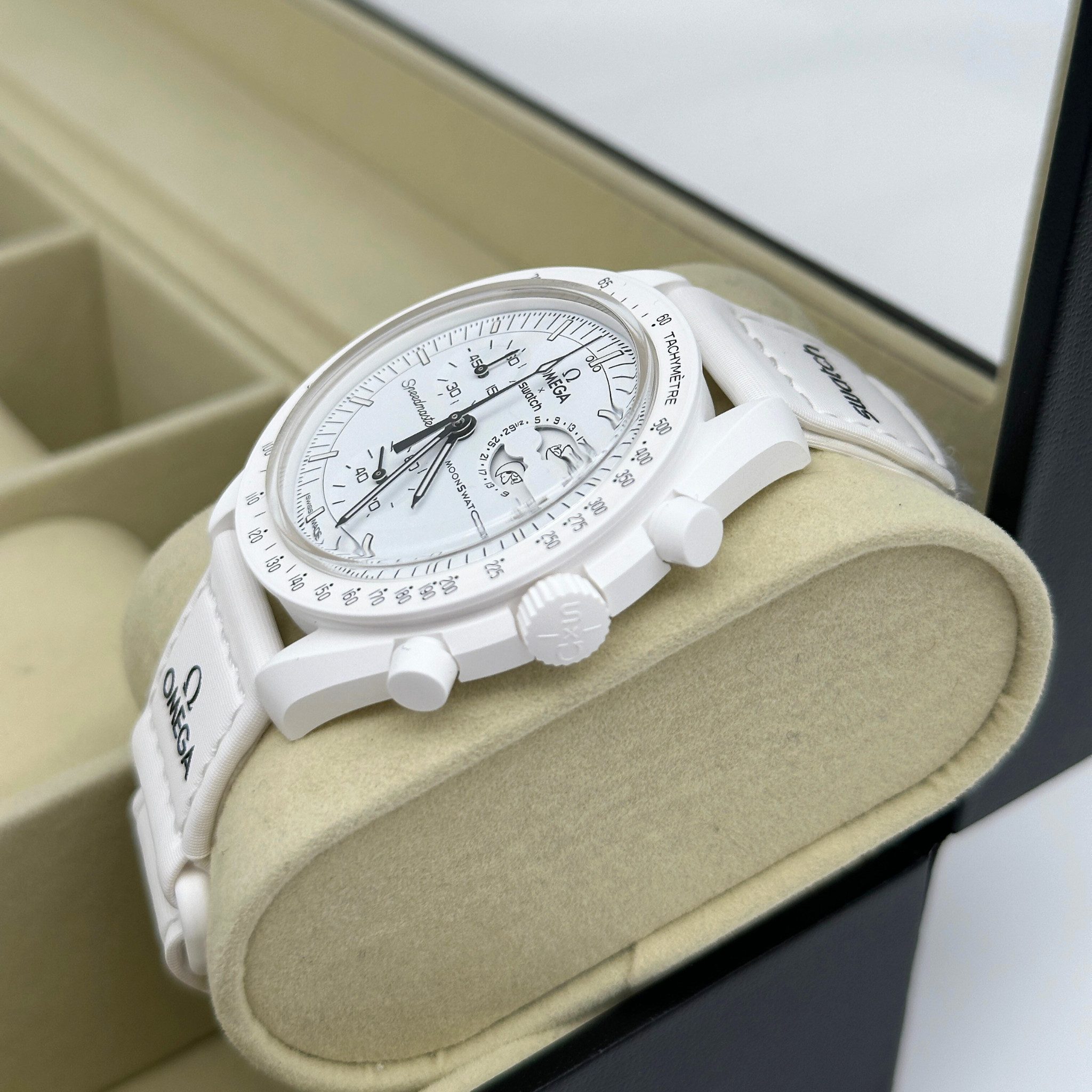 Swatch Chronograph Swatch Chronograph MISSION TO THE MOONPHASE Swatch x Omega Snoopy Moonswatch, Moonswatch, (Uhr inkl. OVP und Zuebhör), NEW MOON SO33B700, Mondphasen Anzeige integriert, Snoopy Moonswatch