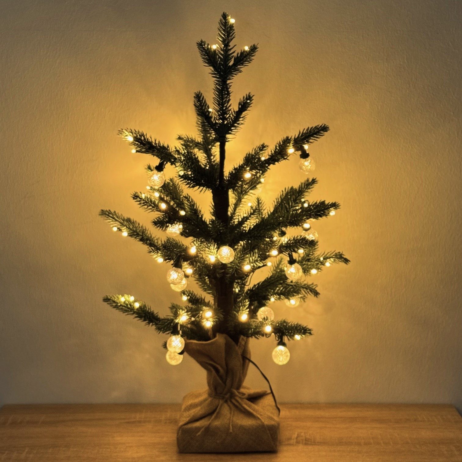 Online-Fuchs Künstlicher Weihnachtsbaum mit LED-Beleuchtung (Lichterkette) aus Spritzguss - 67 cm klein, mit leicht verschneiten Zweigen, 70 warmweiße LED´s und 20 kleine Lampions