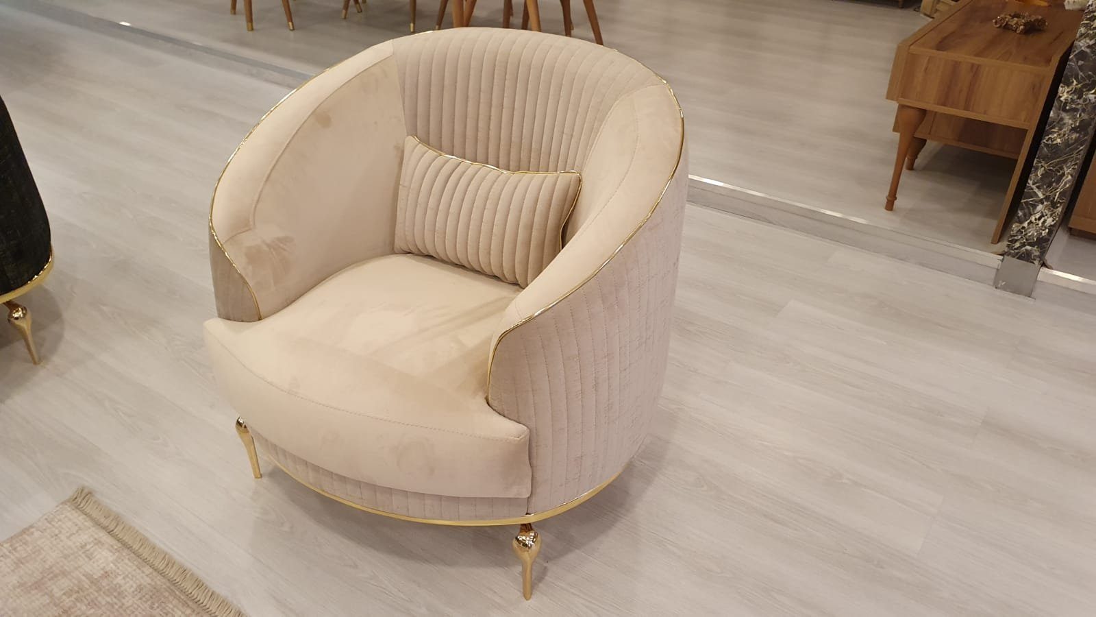 Sessel Eleganter Relaxsessel in Weiß mit goldenen Edelstahlfüßen