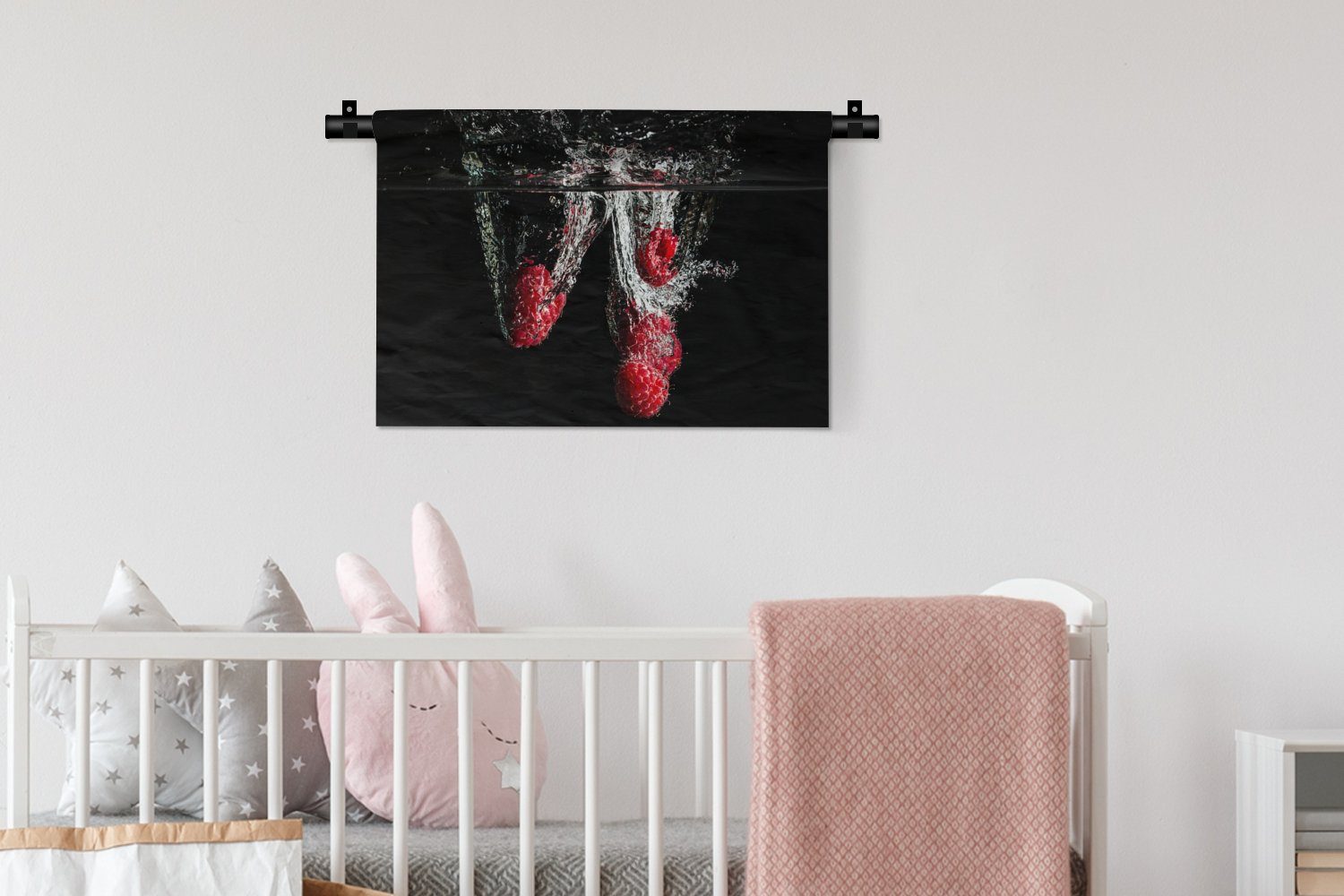 MuchoWow Wanddekoobjekt Himbeeren - Kinderzimmer Obst Kleid, - - Schlafzimmer, Rot, Wohnzimmer, Stilleben - Wandbehang, Wanddeko für Schwarz Wasser 