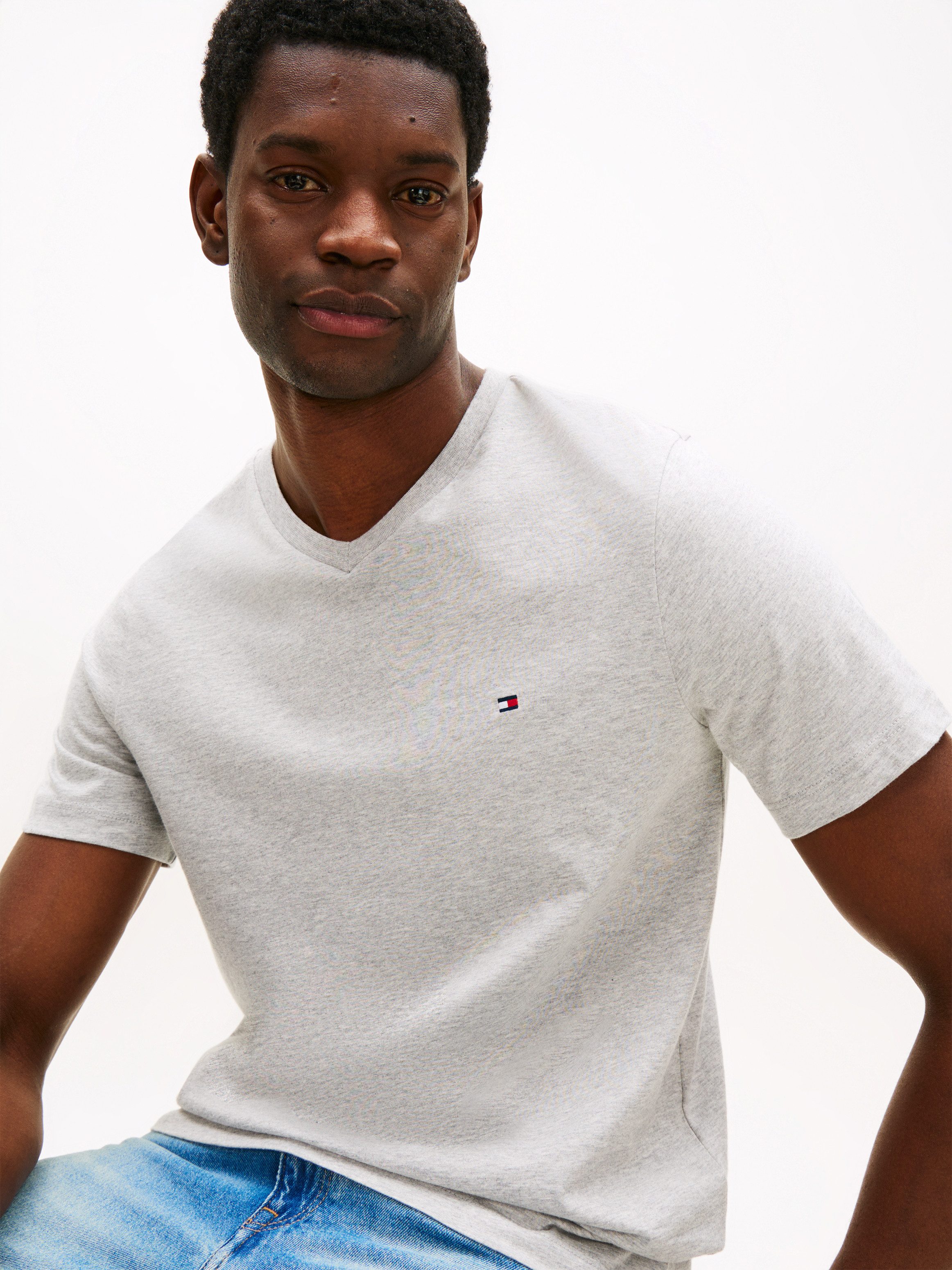 Tommy Hilfiger V-Shirt ESSENTIAL V-NECK TEE mit V-Ausschnitt und Markenlabe günstig online kaufen