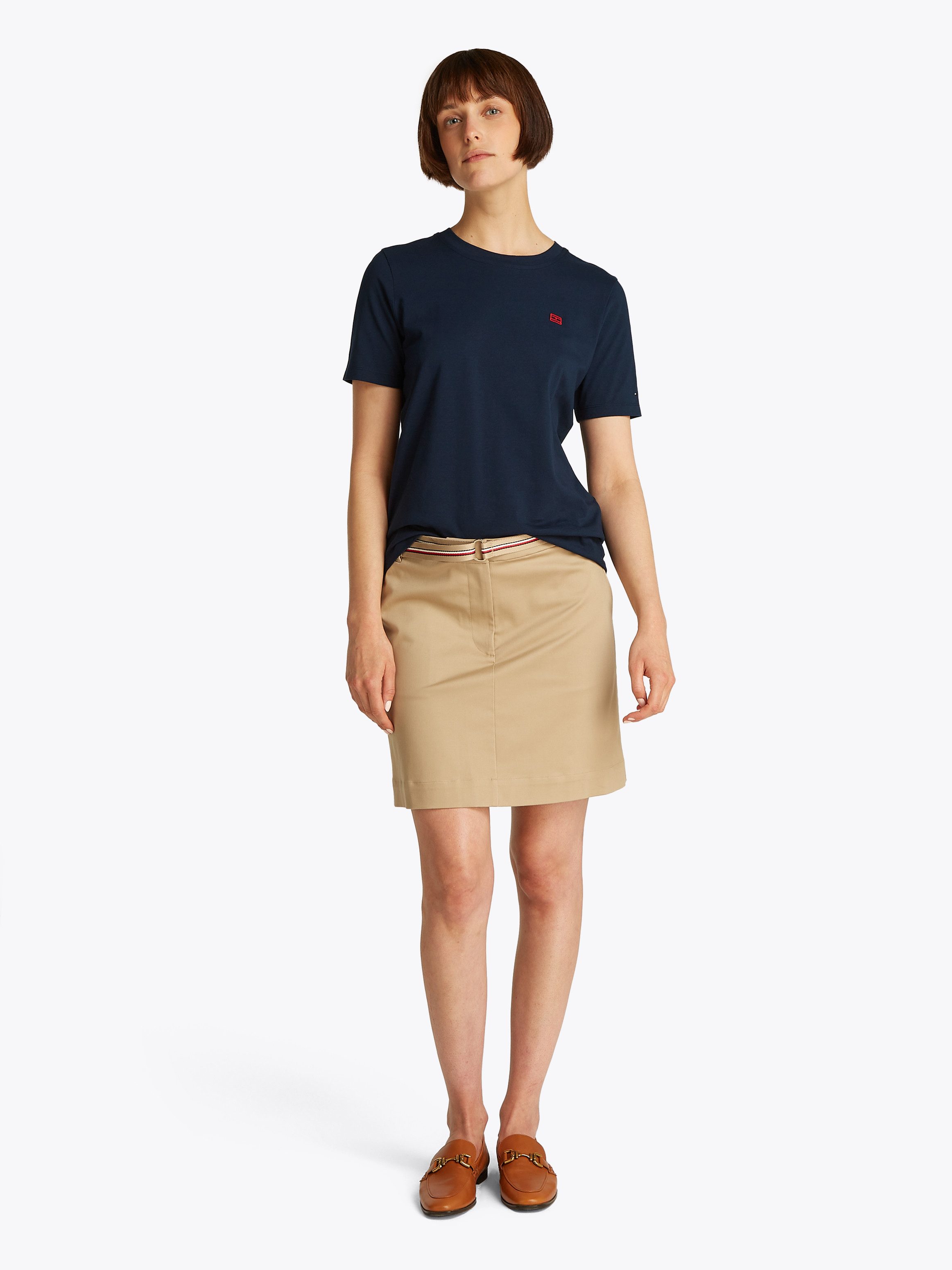 Tommy Hilfiger T-Shirt REG CONTRAST FLAG SS TEE mit Logostickerei