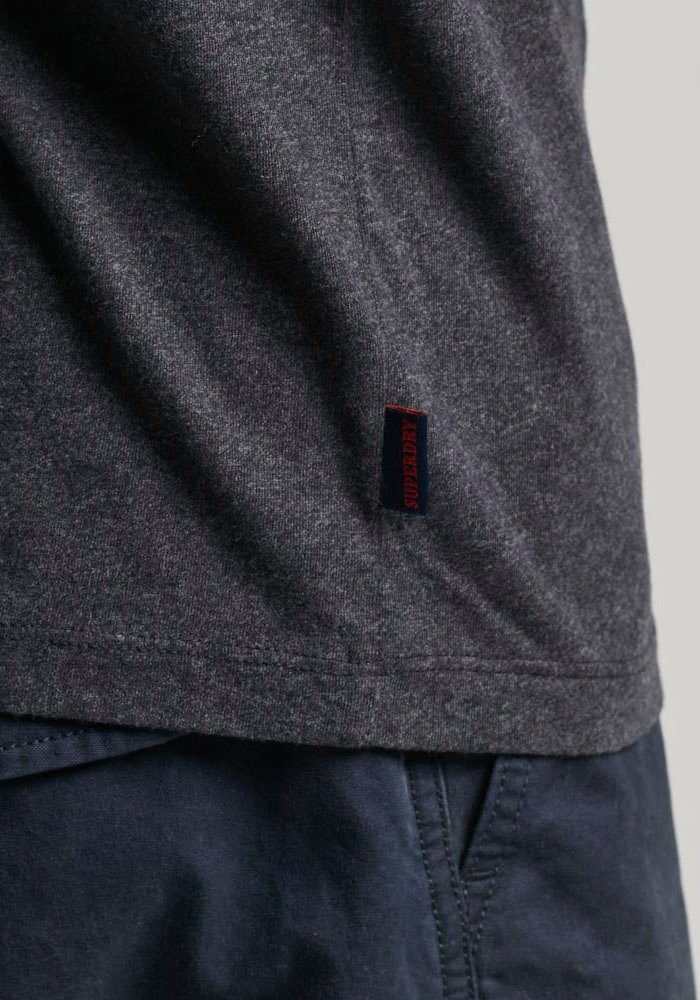 Superdry Rundhalsshirt ESSENTIAL LOGO EMB TEE aus Baumwolle und Single Jersey, Slim Fit, Kurzarm, hüftlang
