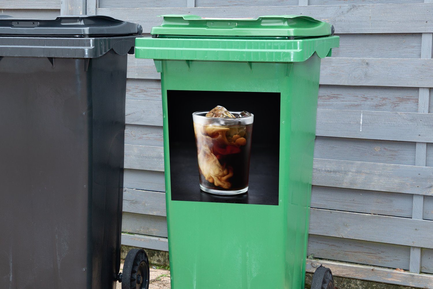 in Explosion Sticker, Mülleimer-aufkleber, Abfalbehälter (1 auf Eiskaffee Hintergrund schwarzem Mülltonne, MuchoWow einer Container, Tasse St), Eine Wandsticker