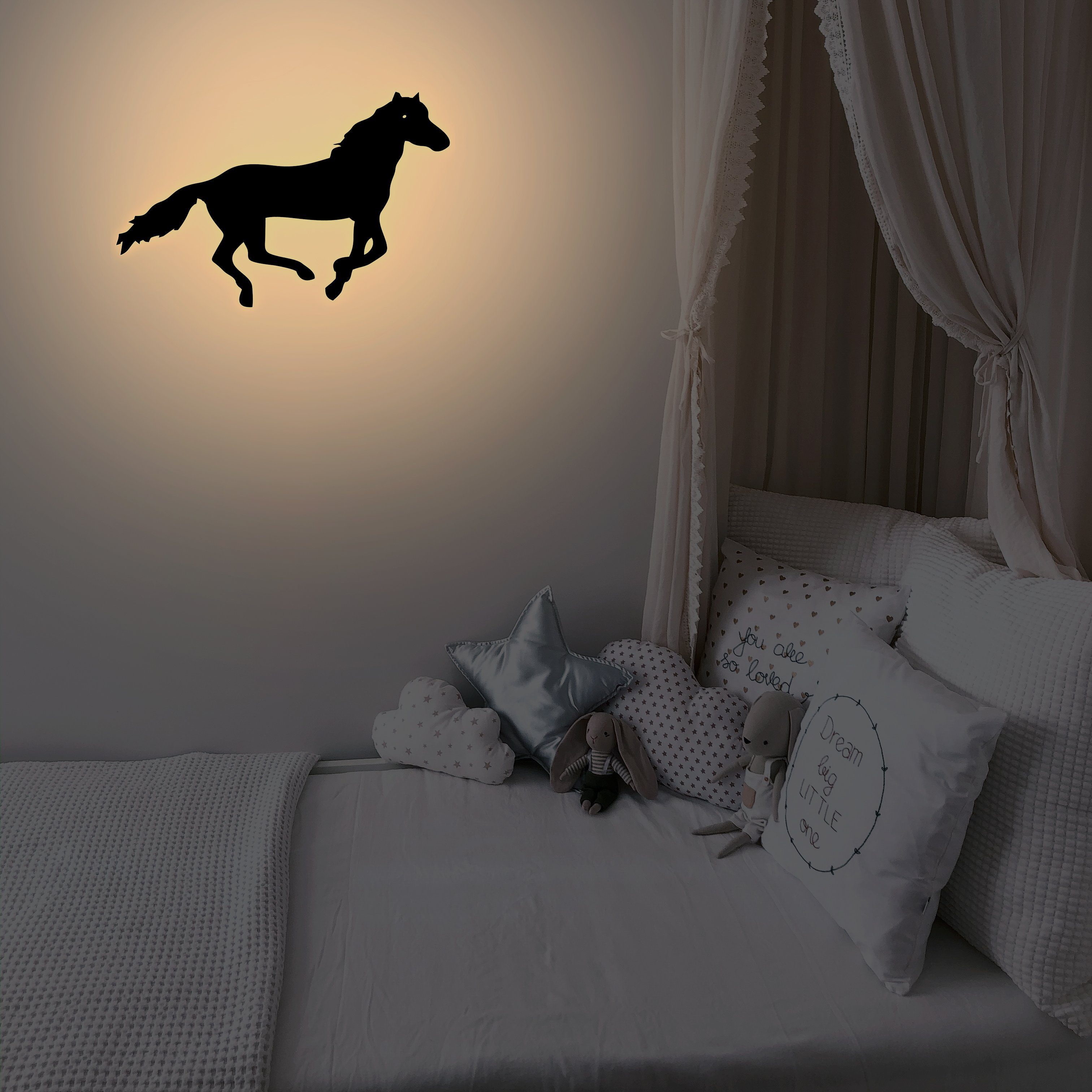 LEON FOLIEN Dekofigur Rennpferd Tier LED Beleuchtung Pferd, Schlummerlicht in Schwarz #91