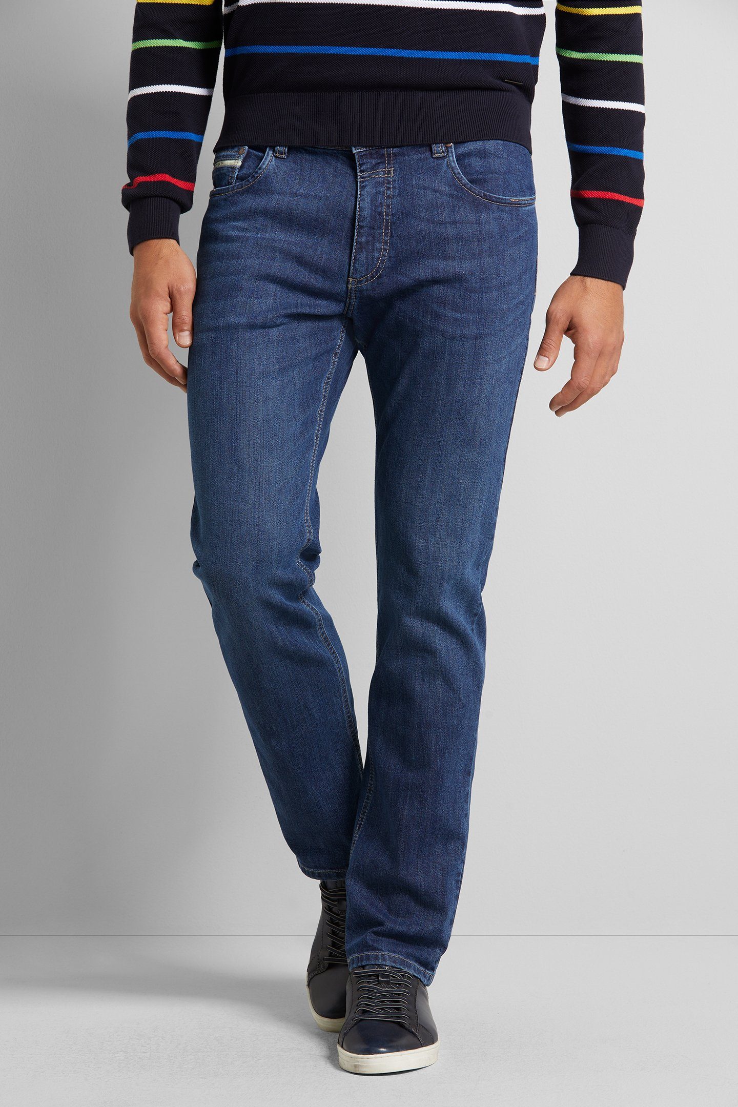 bugatti 5-Pocket-Jeans mit einem leichten Used Look blau