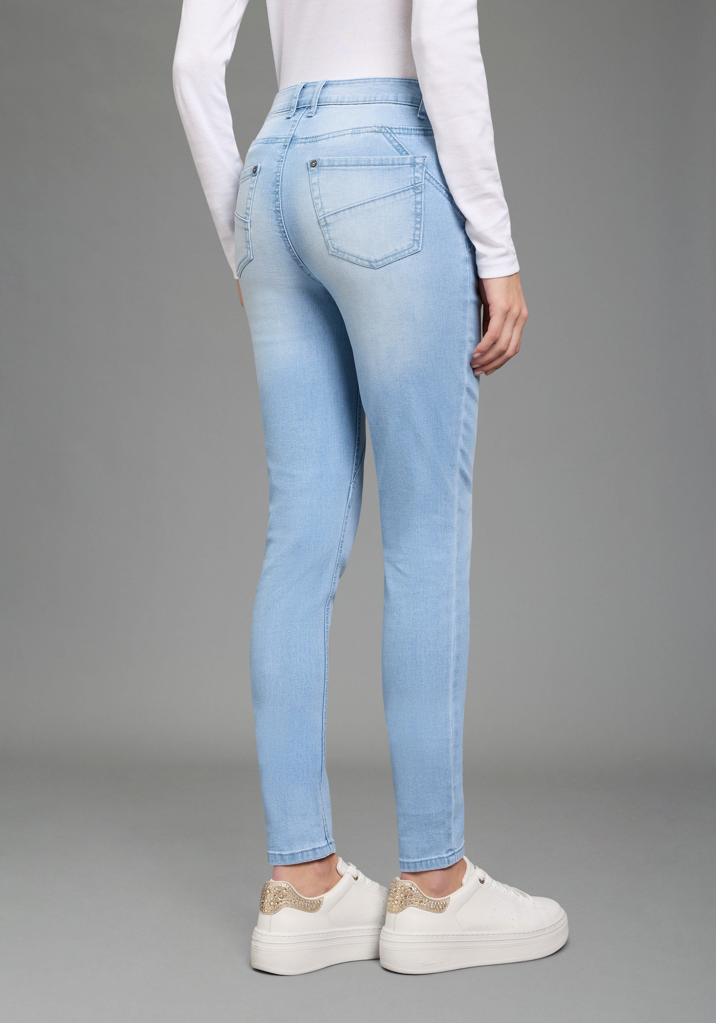Bruno Banani Skinny-fit-Jeans extraenger Schnitt, normale Leibhöhe, mit Gesäß- und Eingrifftaschen – Bild 2 von 5