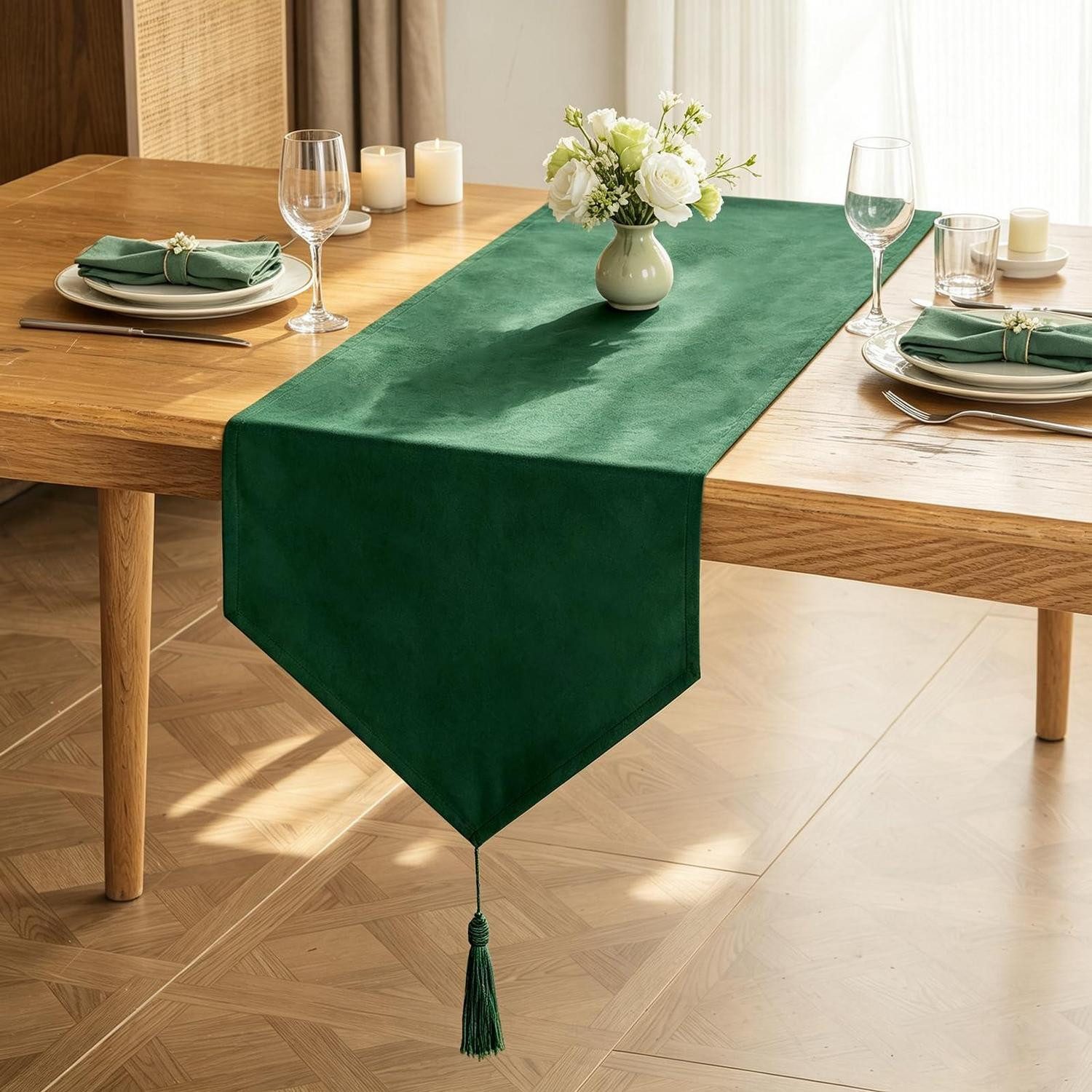LuxusKollektion Tischläufer Tischläufer Weihnachtsgrün Samtoptik 35x240cm (1-tlg)