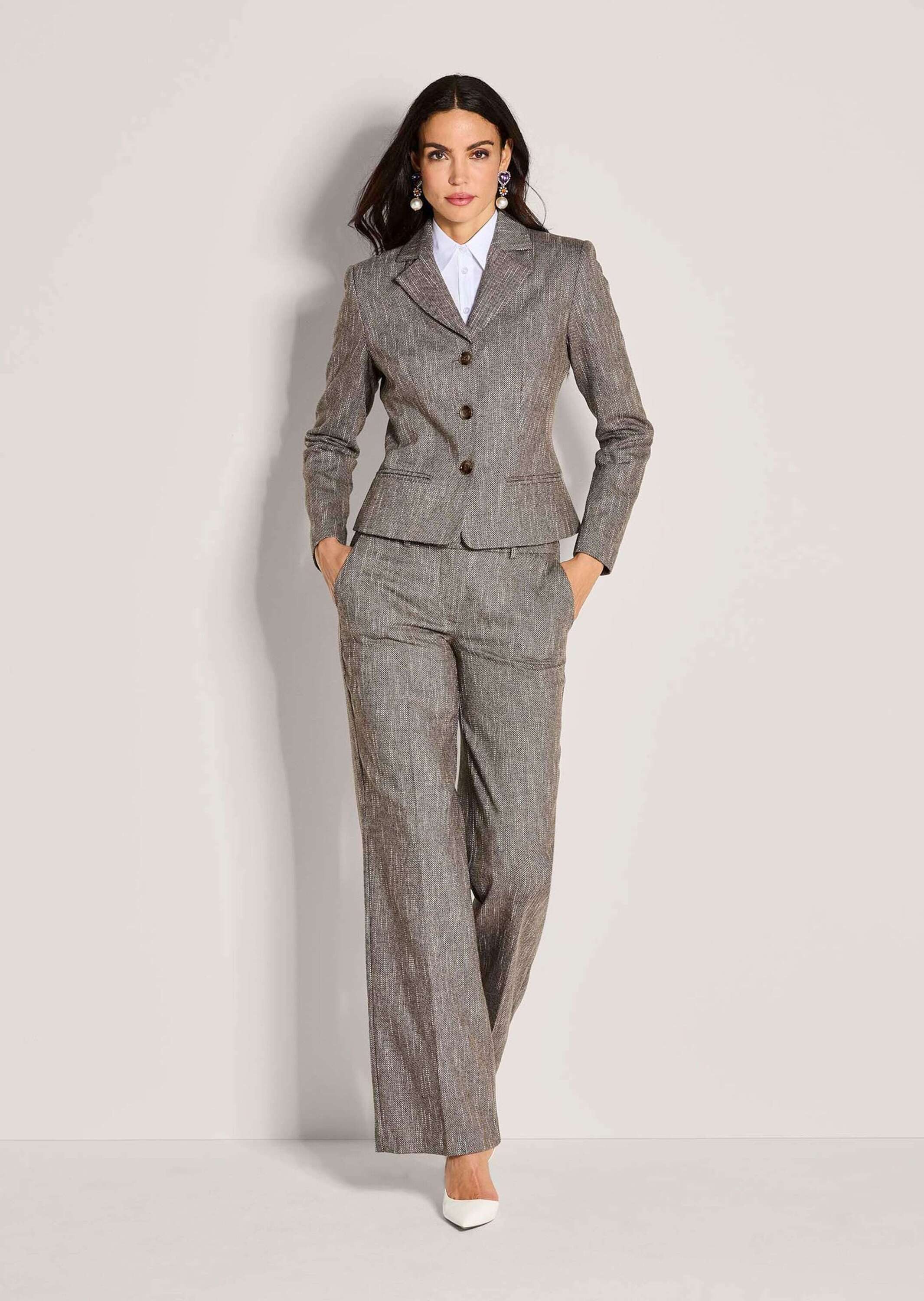 MADELEINE Kurzblazer Taillierter Businessblazer mit Reverskragen Eleganter Einreiher mit Reverskragen, Hornknöpfen und langen Ärmeln