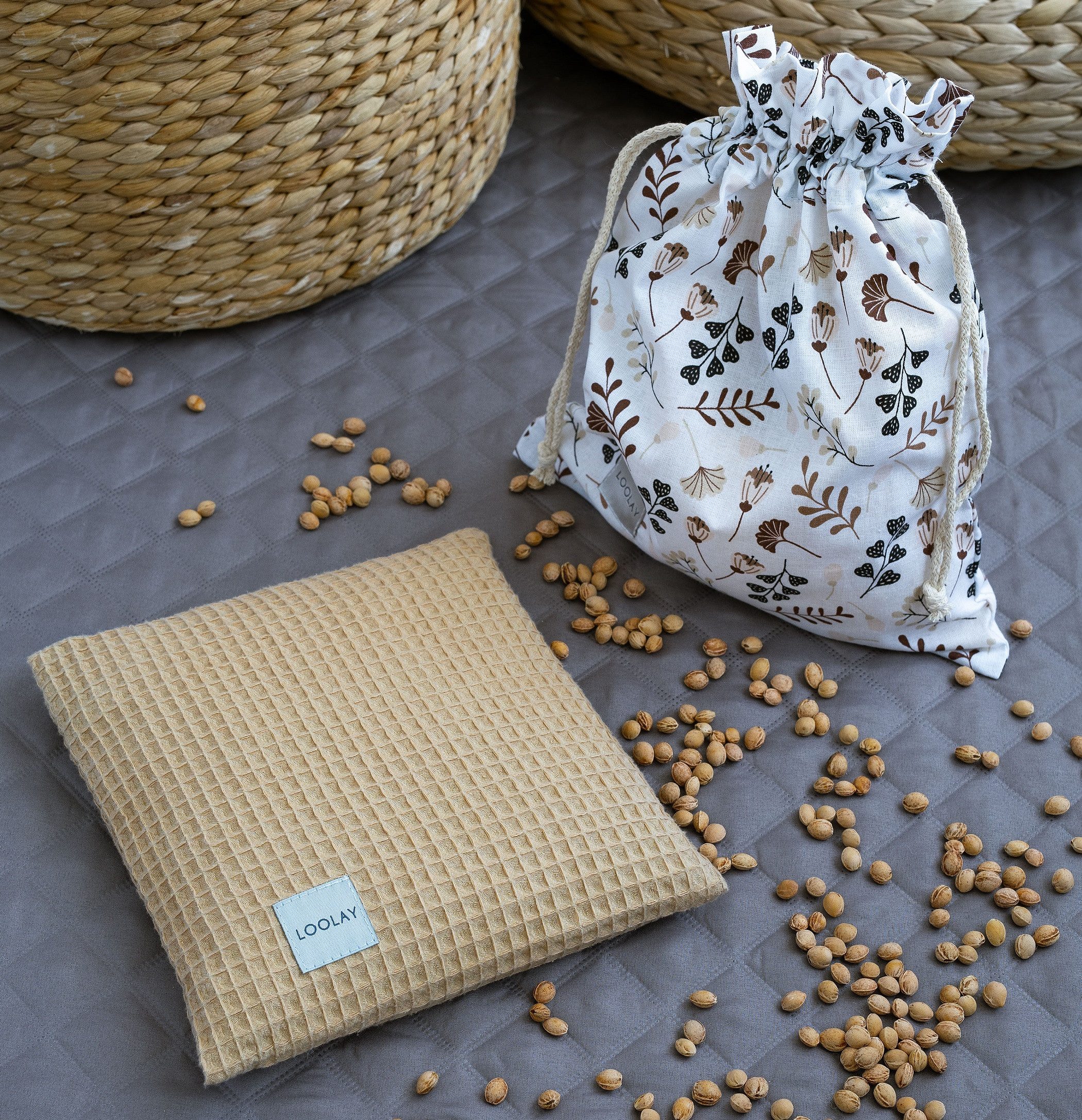 Loolay Kirschkernkissen Waffelpique Braun Blumen Kirschkernkissen Wärmekissen PREMIUM, Waffelpique Taupe/ Blumen Braun 3er SET: 1. Kissen + 2. Bezug + 3. Beutel, Bettflasche Wärmekompresse Kirschkernen „Wärmflasche" LOOLAY®, PREMIUM GESCHENK für Ihr Kind, Ihre Frau, Ihren Mann!