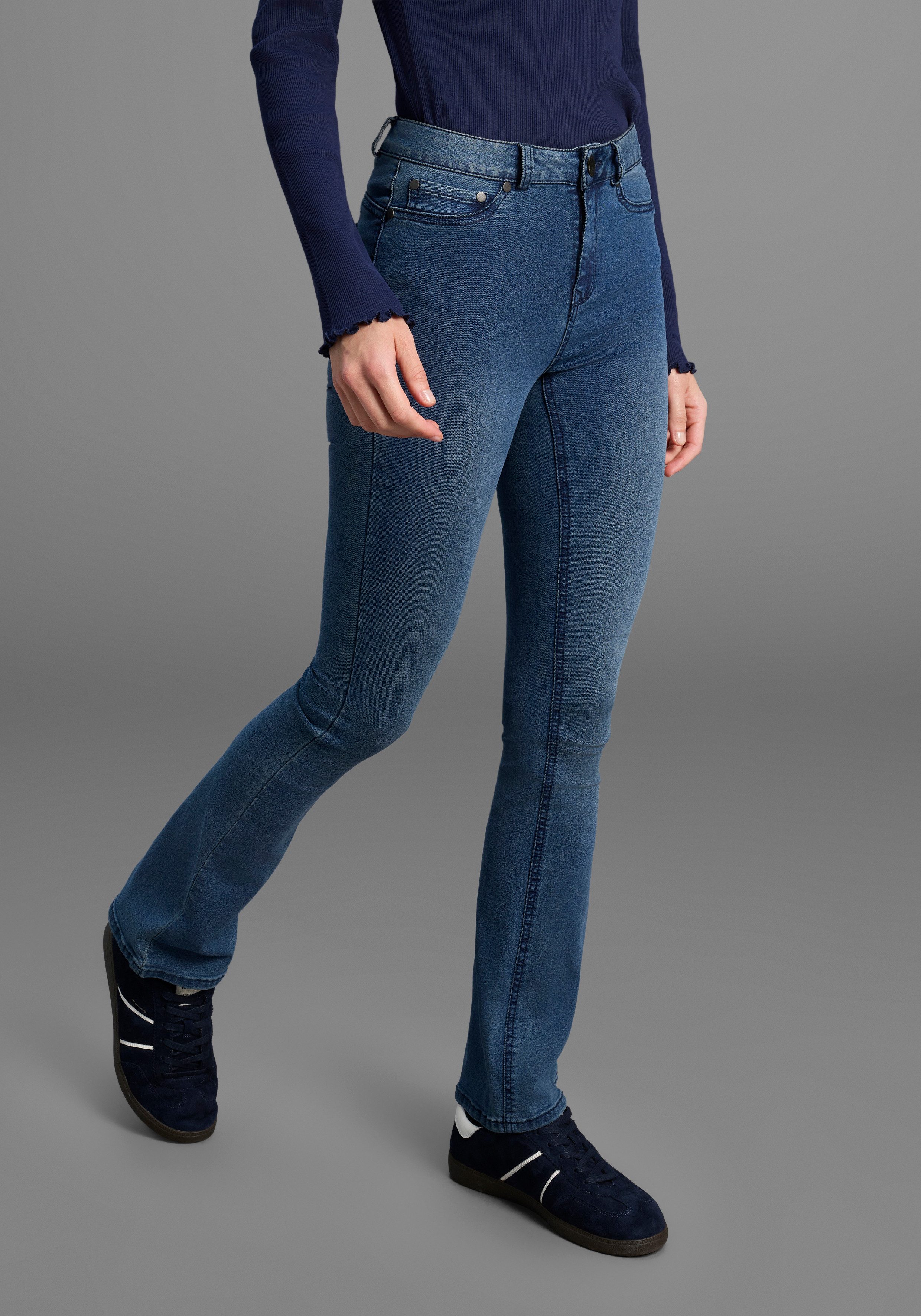 Arizona Bootcut-Jeans Ultra Stretch ausgestellte Beinform, Used-Waschung, hohe Leibhöhe