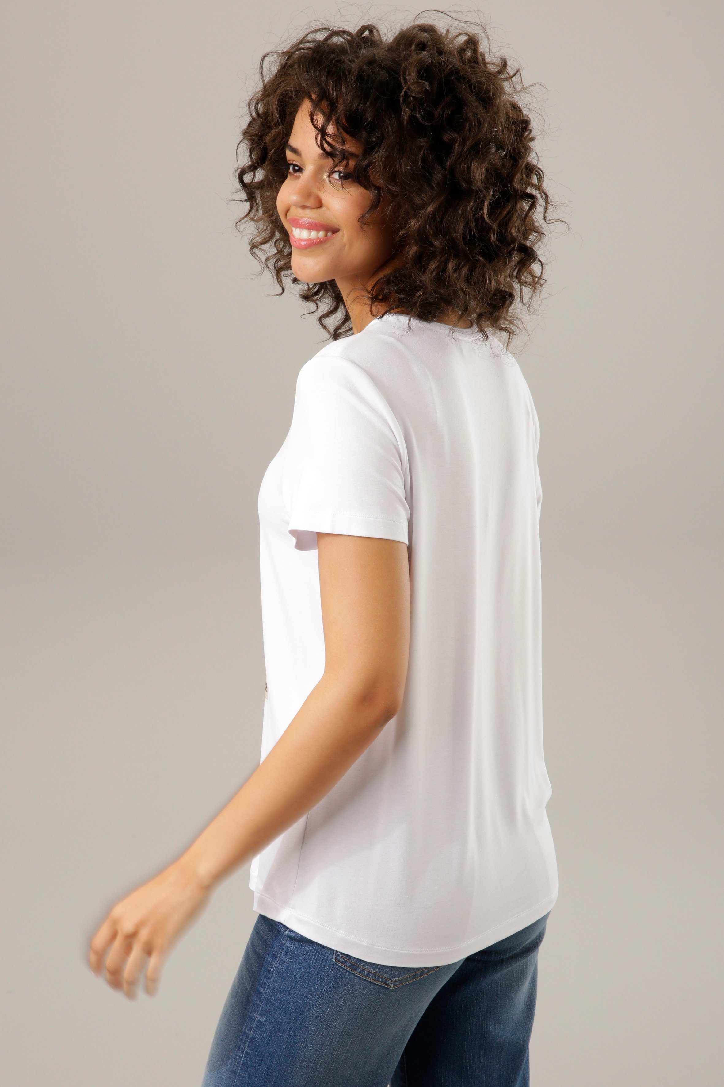 aus T-Shirt Viskose mit Damenshirt verzierter weicher, Glitzersteinchen CASUAL Frontdruck, Aniston elastischer