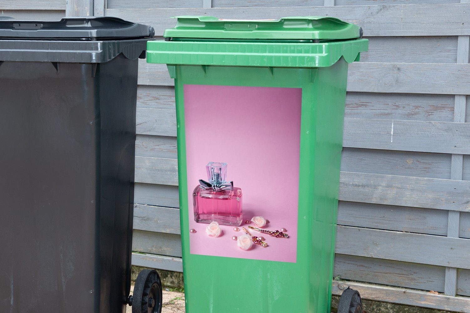 Parfüm Wandsticker St), rosa Abfalbehälter Mülltonne, MuchoWow (1 Eine Mülleimer-aufkleber, Flasche Sticker, Container,