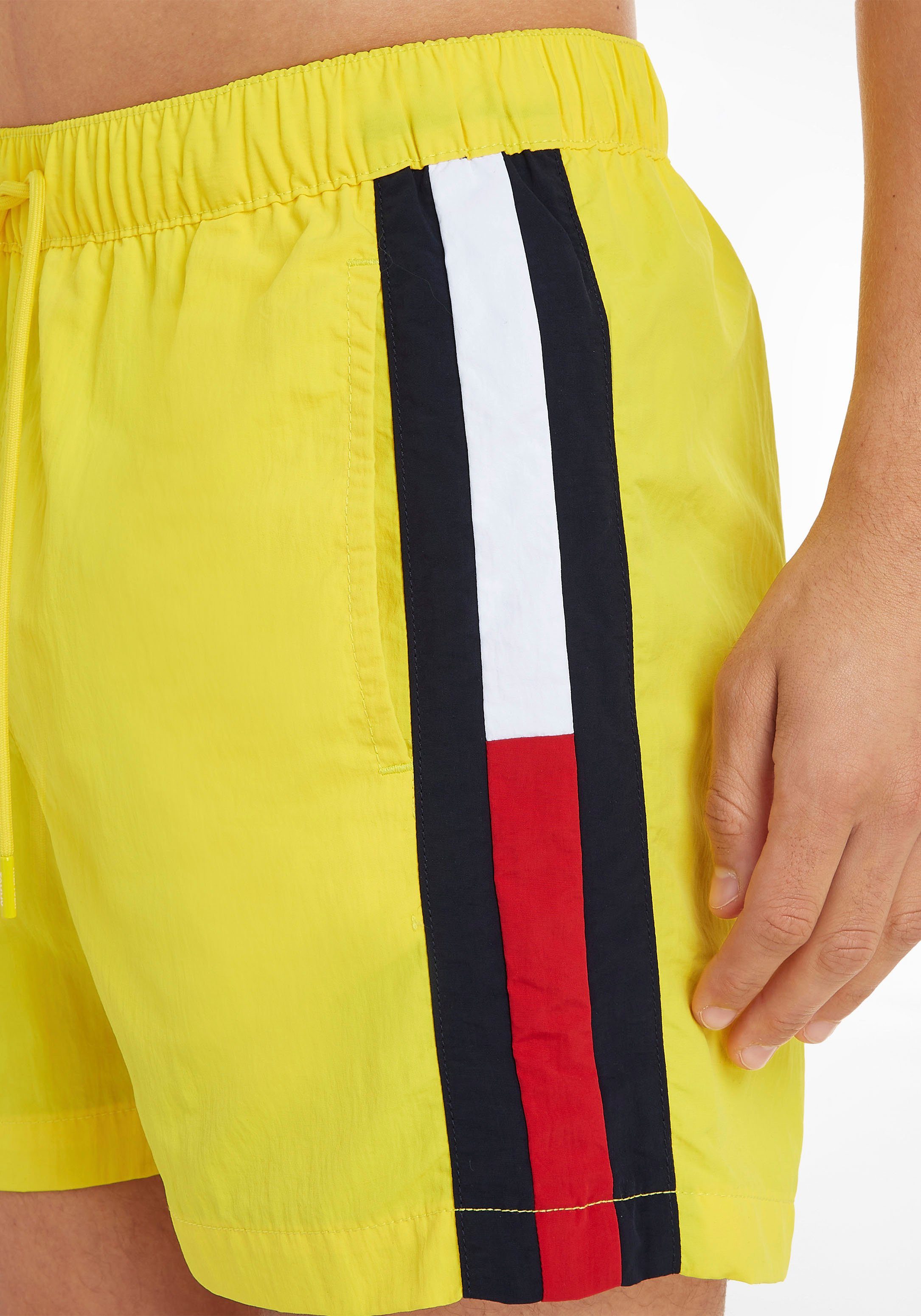 Hilfiger Badeshorts Markenlabel Tommy Tommy SF mit Hilfiger MEDIUM DRAWSTRING Vivid-Yellow Swimwear