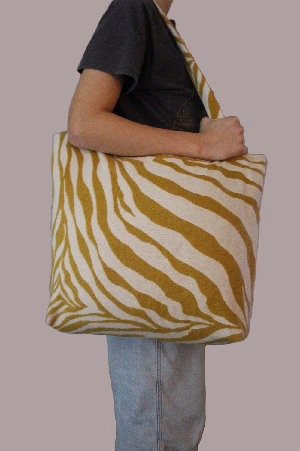 Magma Heimtex Umhängetasche Tasche CEBRA Modischer Alltagsbegleiter mit viel Stauraum (1-tlg., LBH 48x12x36 cm), Schultertasche Tragetasche trendiger Look