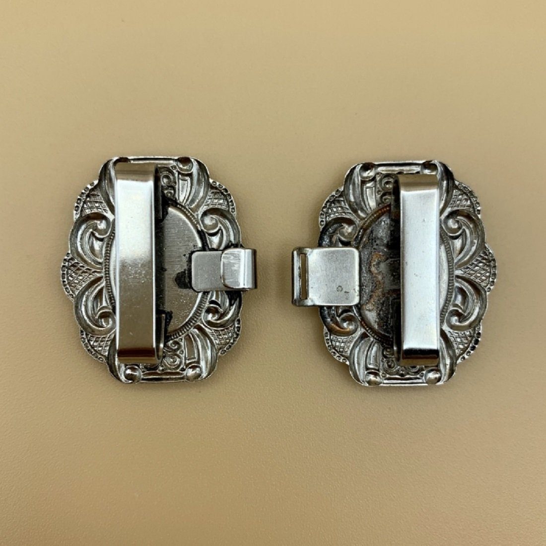 Pezzo D'oro Gürtelschnalle Schürzenschließe Rosenmotiv rot, mittelgroß antiksilber, (2-teilig) wird in Bayern hergestellt in kleiner Manufaktur