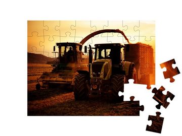 puzzleYOU Puzzle Traktoren auf einem Acker bei Sonnenuntergang, 48 Puzzleteile, puzzleYOU-Kollektionen Traktoren, Landwirtschaft