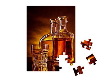 puzzleYOU Puzzle Glas mit Eiswürfeln und zwei Flaschen Whisky, 48 Puzzleteile, puzzleYOU-Kollektionen Whisky