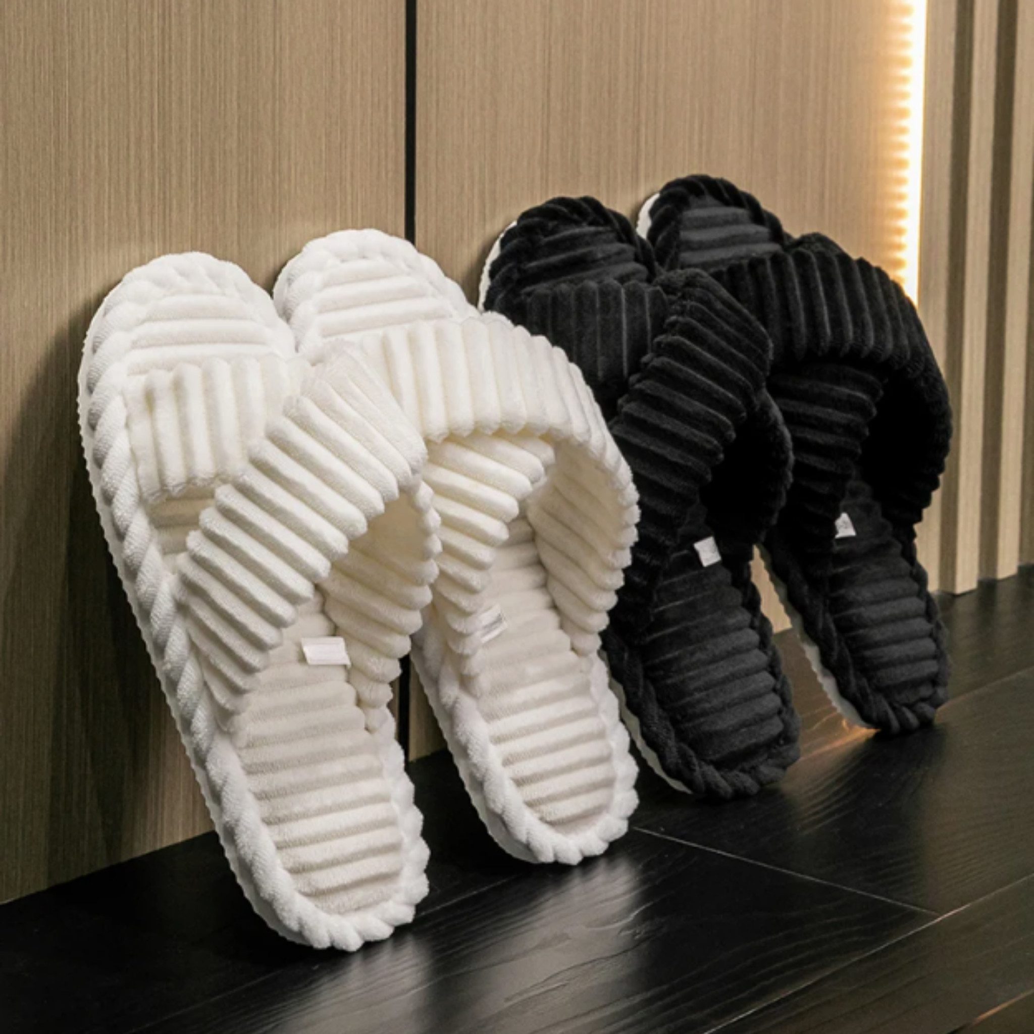 NEXORA Damen Hausschuhe flauschig – Kuschelige Pantoffeln mit Kreuzriemen Plüsch Hausschuhe (Paar, Paar) kuschelige Plüsch-Hausschuhe mit rutschhemmender Sohle