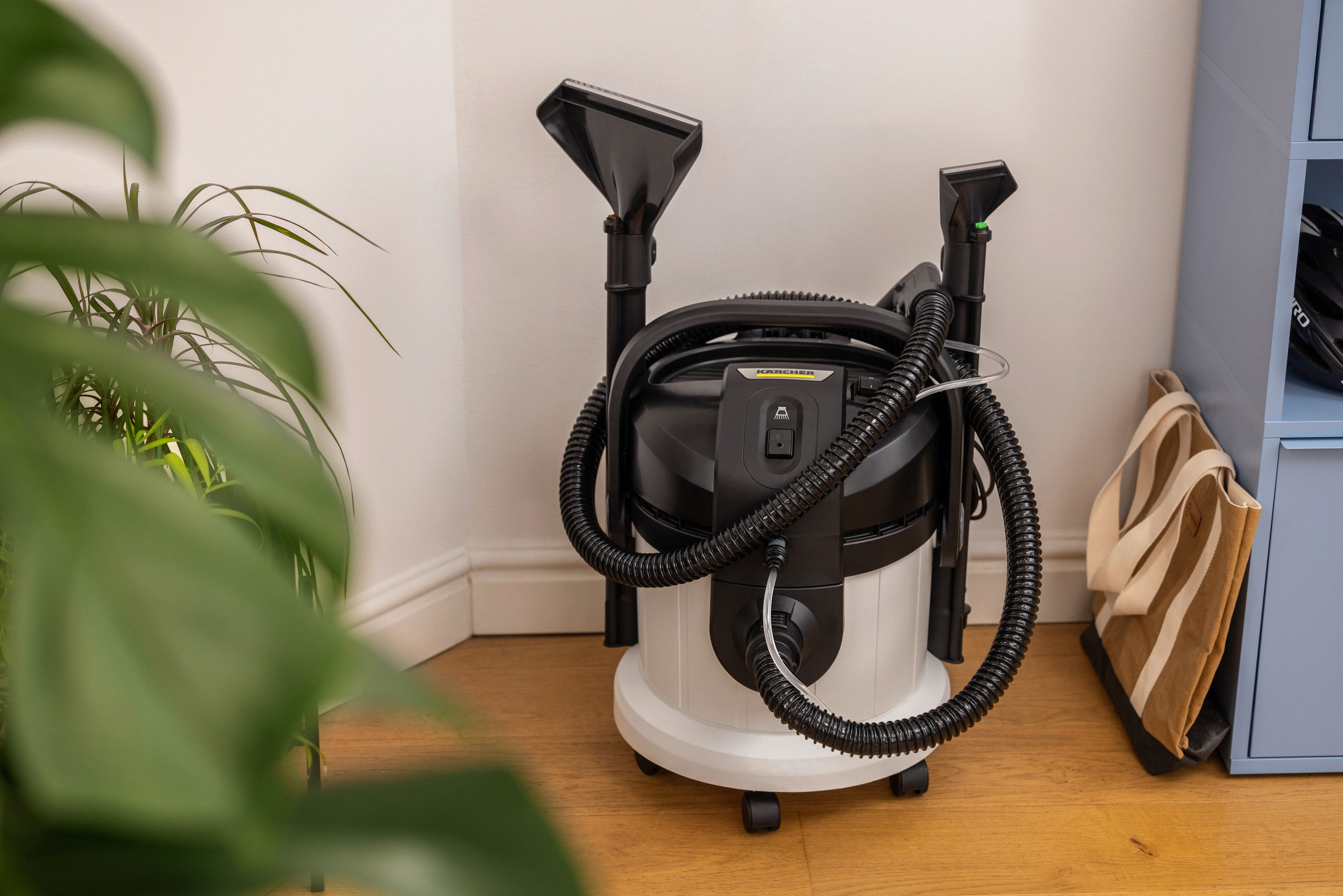 KÄRCHER Wasch-Sauger »SE 4 Plus«, 1000 W, SE 4 Waschsauger, Aktionsradius 8 m, Frisch-/Schmutzwassertank 4 l