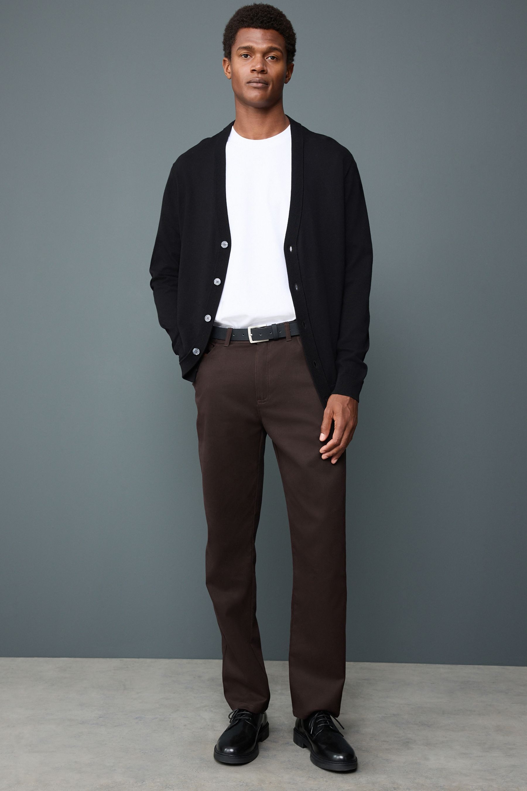 Next Chinohose Edle angeraute Straight Fit Chinohose mit Gürtel (1-tlg)