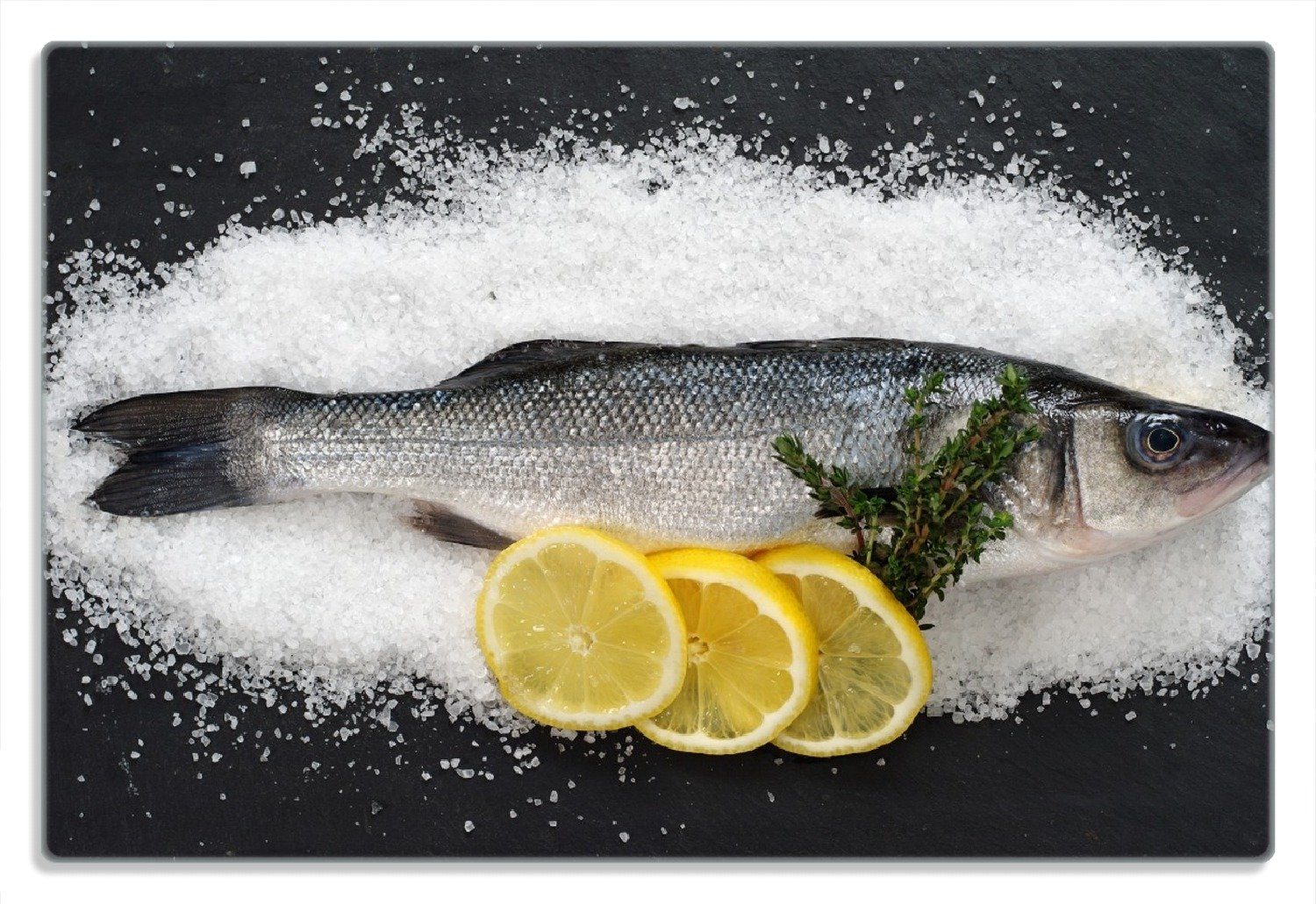 Wallario Frühstücksbrett Fischmenü - Frischer Fisch auf Salz mit Zitronen, (inkl. rutschfester Gummifüße 4mm, 1-St), 20x30cm
