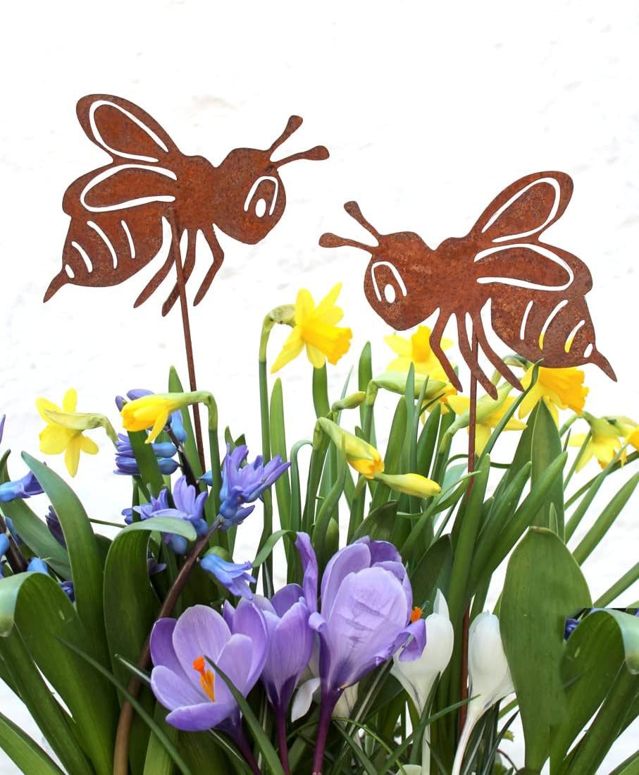 LB H&F Lilienburg Teichfigur 2er SET Gartendeko Rost Metall Biene Figur Deko Beetstecker, (Dekoration Honigbiene Rostdeko Garten Frühlingsdeko Hauseingang Gartenstecker Bienen Geschenkidee Ostern Figuren modern, Blumenstecker Honig Osterdeko Osterdekoration Balkon Terrasse Kübel), Dekostecker Ostern Frühling Dekofigur Stecker Rostdeko Osterstecker