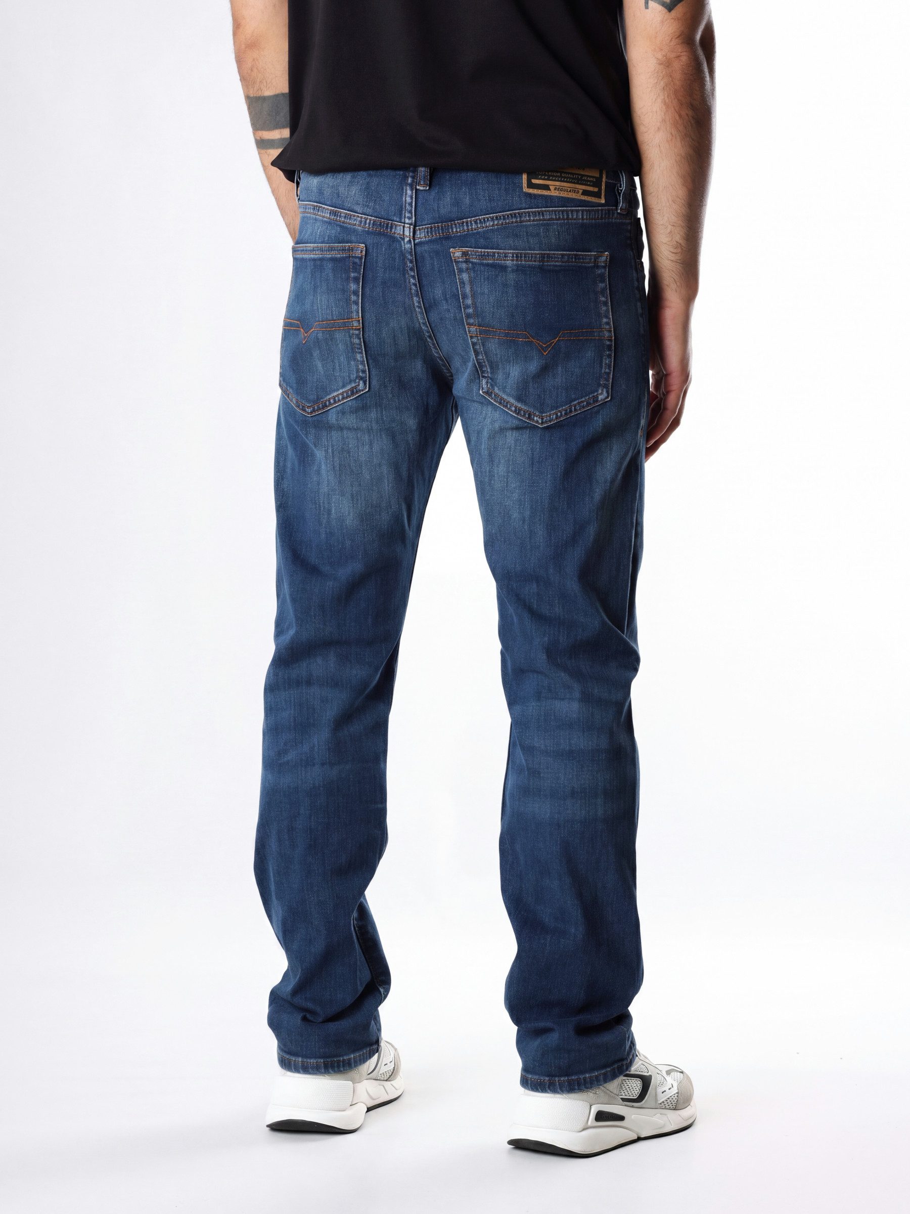 Diesel Tapered-fit-Jeans Regular Fit, niedrige Leibhöhe - BUSTER-X - Länge:32 Leichter Denim, mittlerer bis hoher Stretch – Bild 2 von 4