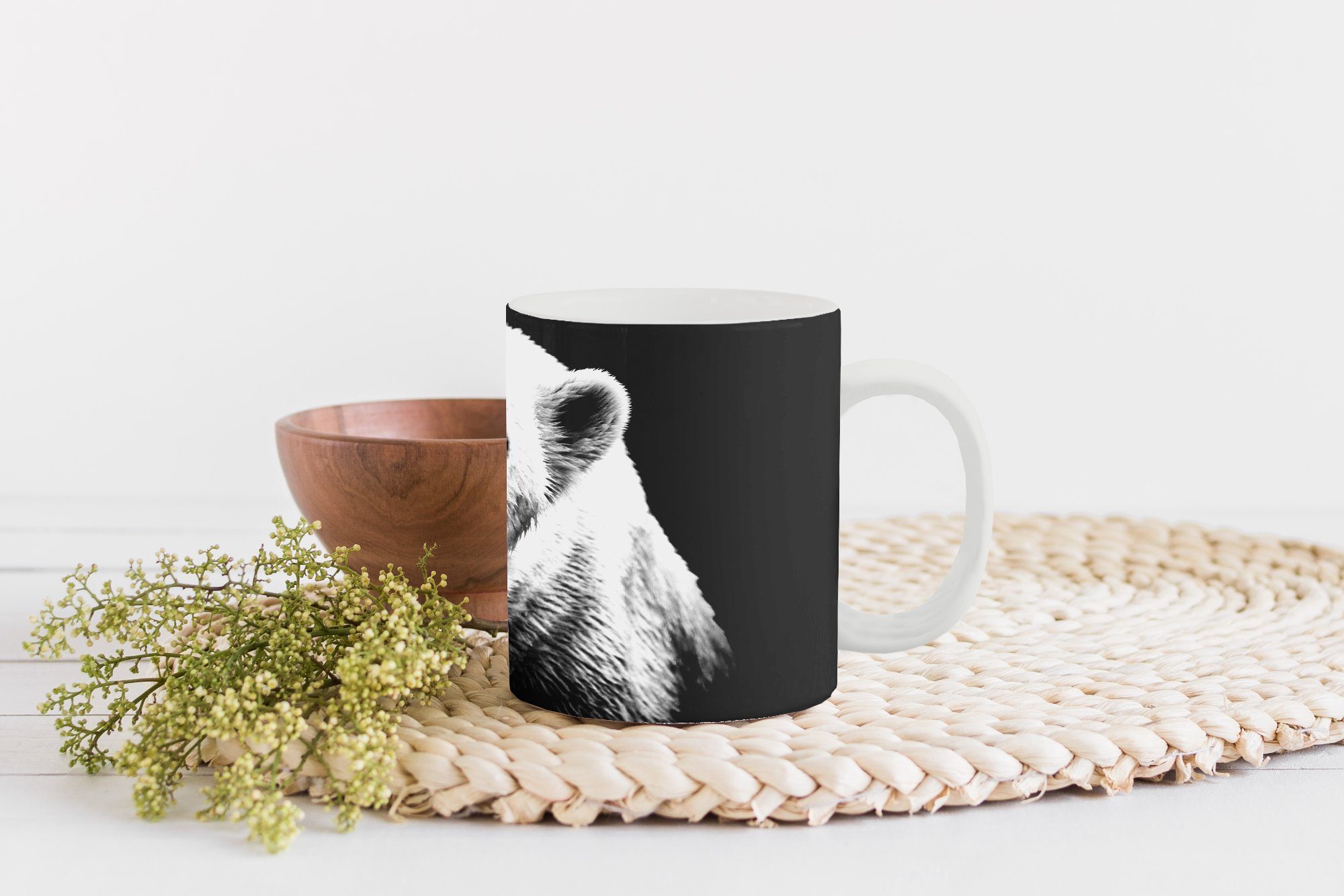 Teetasse, und Porträt Keramik, weiß, Hintergrund schwarz Kaffeetassen, MuchoWow Teetasse, auf Becher, Geschenk Tasse in Eisbär schwarzem