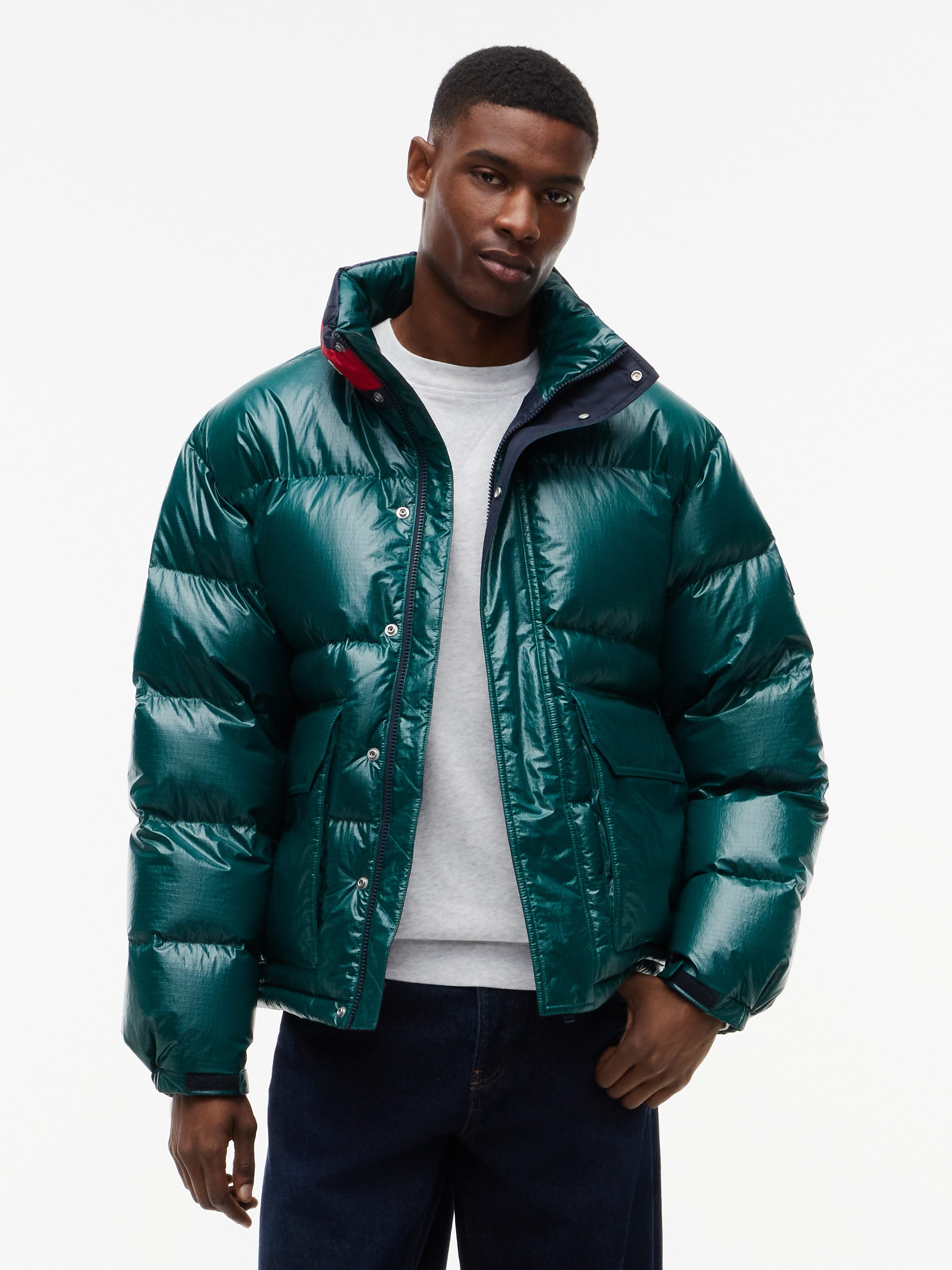 Tommy Jeans Daunenjacke TJM ALASKA DOWN FLAG glänzende Oberfläche, mit Daunenfüllung
