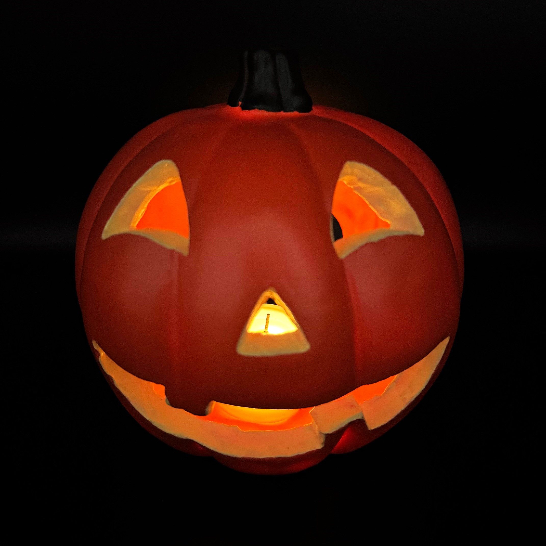 Online-Fuchs LED Dekoobjekt - geschnitzter Halloween Deko Kürbis mit LED-Kerze - Outdoor geeignet, LED-Teelicht heraus nehmbar, Kerze ohne Flamme, leuchtet aus dem Inneren, inkl. 6-Stunden Timerfunktion