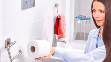 tesa Toilettenpapierhalter ESTEETIC Toilettenrollenhalter ohne Bohren - 9,9 cm : 13,2 cm : 4,4 cm (Packung, 1-St., inkl. Klebelösung), selbstklebender WC-Rollenhalter - Edelstahl - silber matt