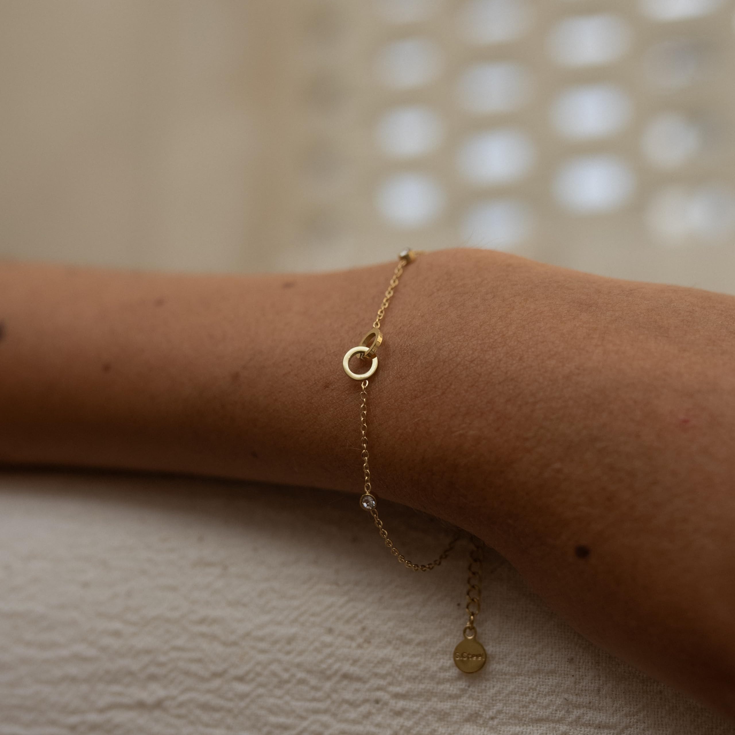 Made by Nami Armband Edelstahl Damen Gold mit zwei Edelsteinen & zwei verwundenen Kreisen, 16 + 4 cm Mutter Tochter Geschenk Wasserfester Schmuck