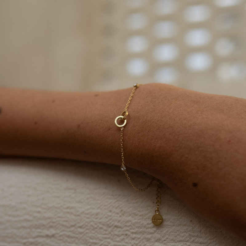 Made by Nami Armband Edelstahl Damen Gold mit zwei Edelsteinen & zwei verwundenen Kreisen, 16 + 4 cm Mutter Tochter Geschenk Wasserfester Schmuck
