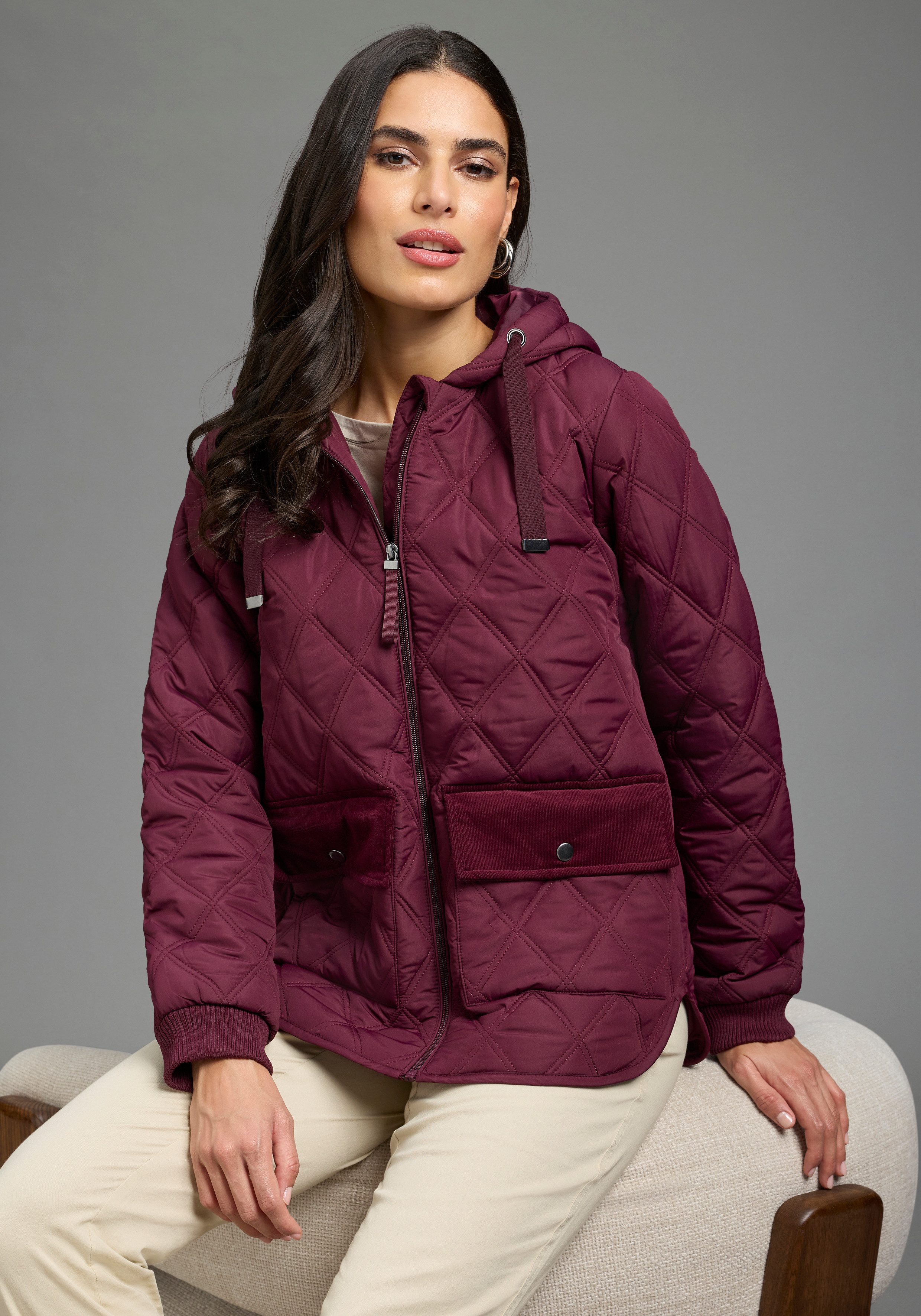 Laura Scott Steppjacke mit Kapuze, figurumspielende Passform, po-bedeckende Schnittform